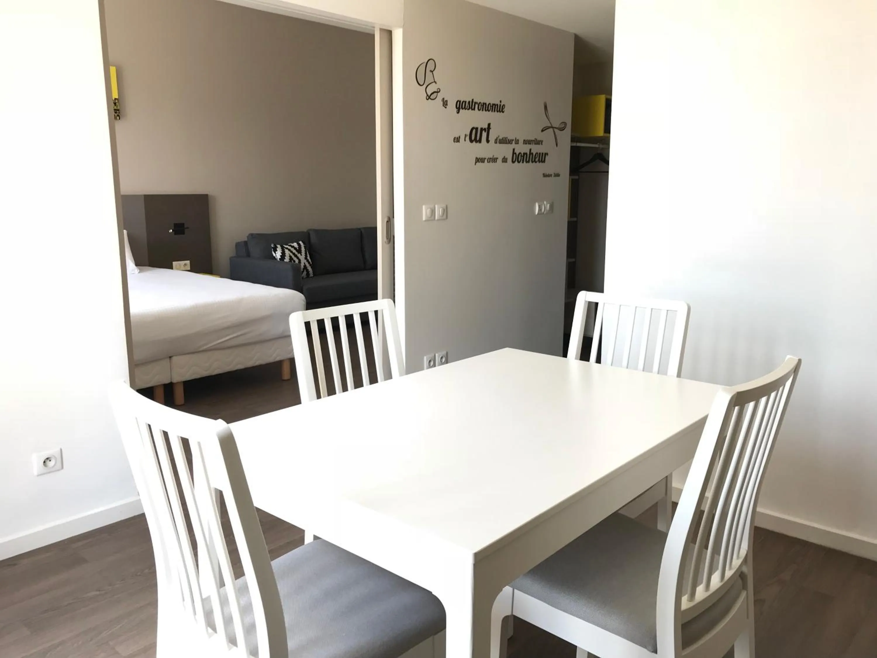 Dining area, Bed in Westlodge Dardilly Lyon Nord