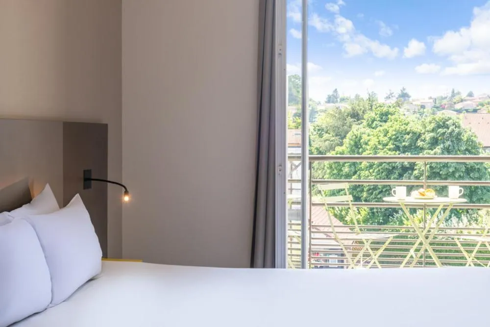 View (from property/room), Bed in Westlodge Dardilly Lyon Nord