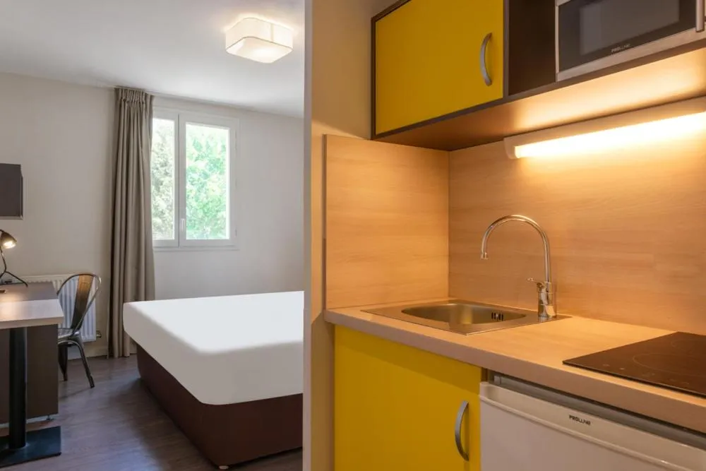 Kitchen or kitchenette, Bed in Westlodge Dardilly Lyon Nord