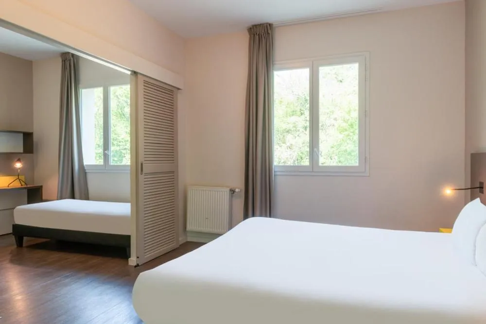 Bedroom, Bed in Westlodge Dardilly Lyon Nord