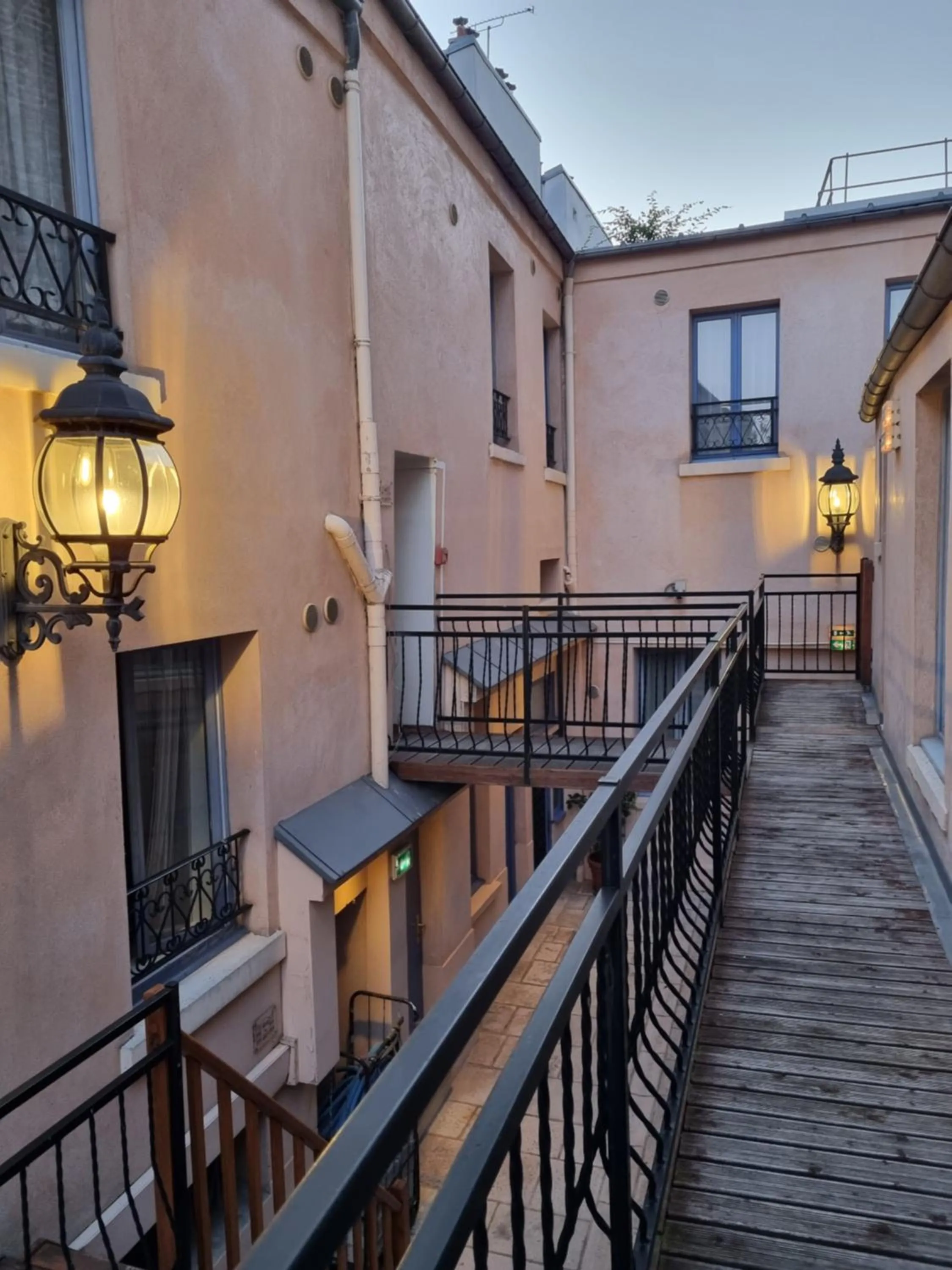 room service in Hotel De L'Horloge