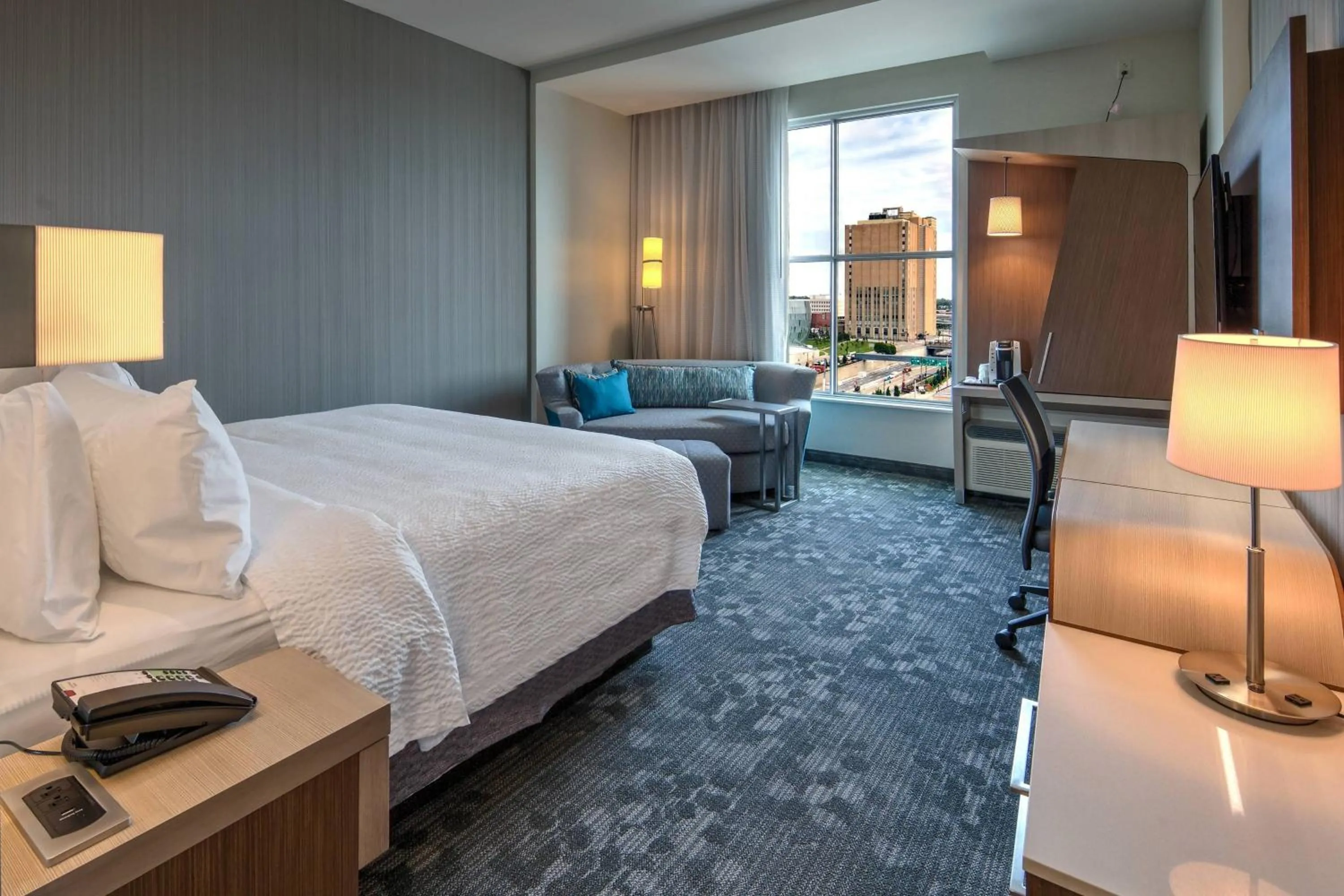 Photo of the whole room, Bed in Courtyard by Marriott Kansas City Downtown/Convention Center