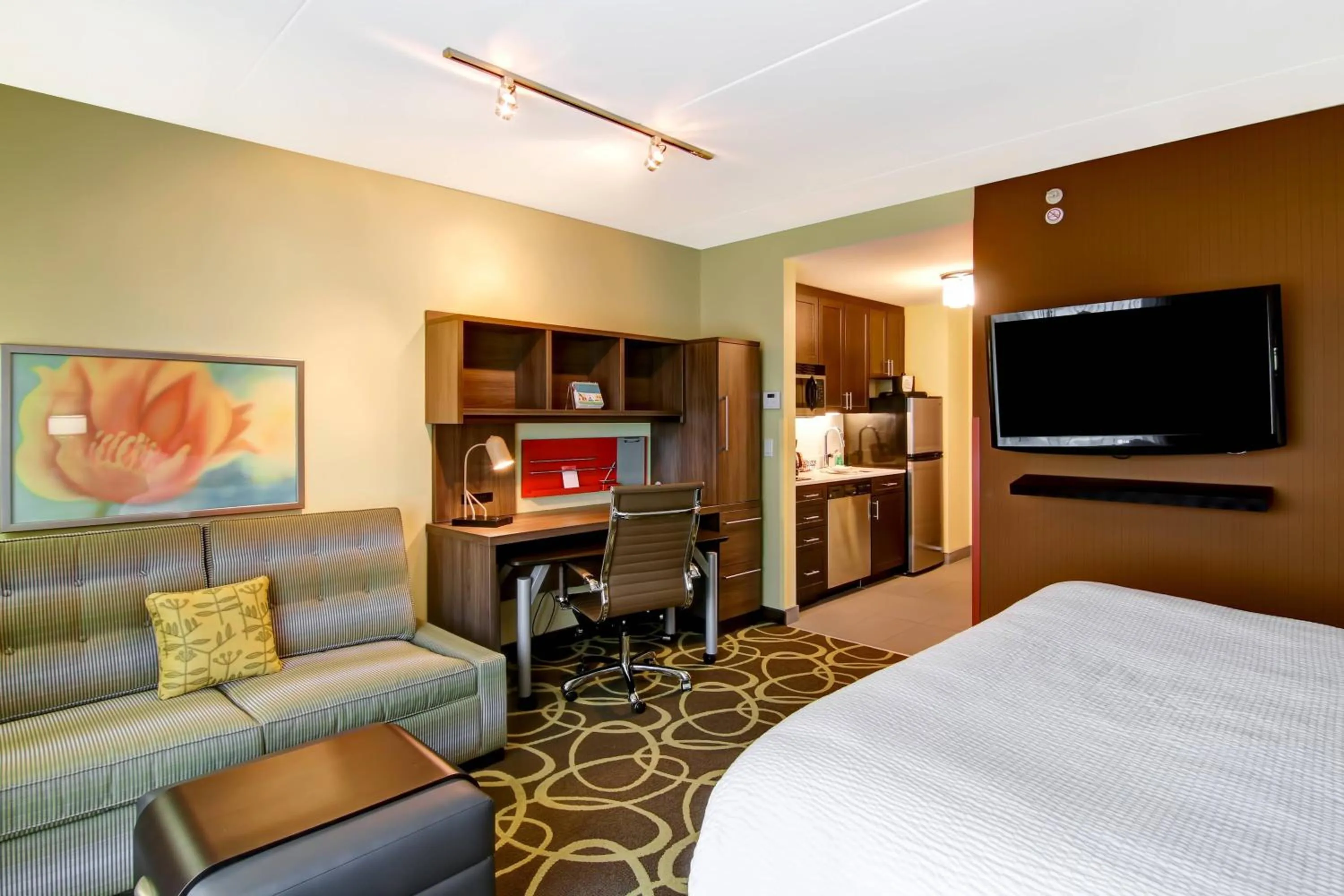 Swimming pool, Bed in TownePlace Suites by Marriott Kincardine