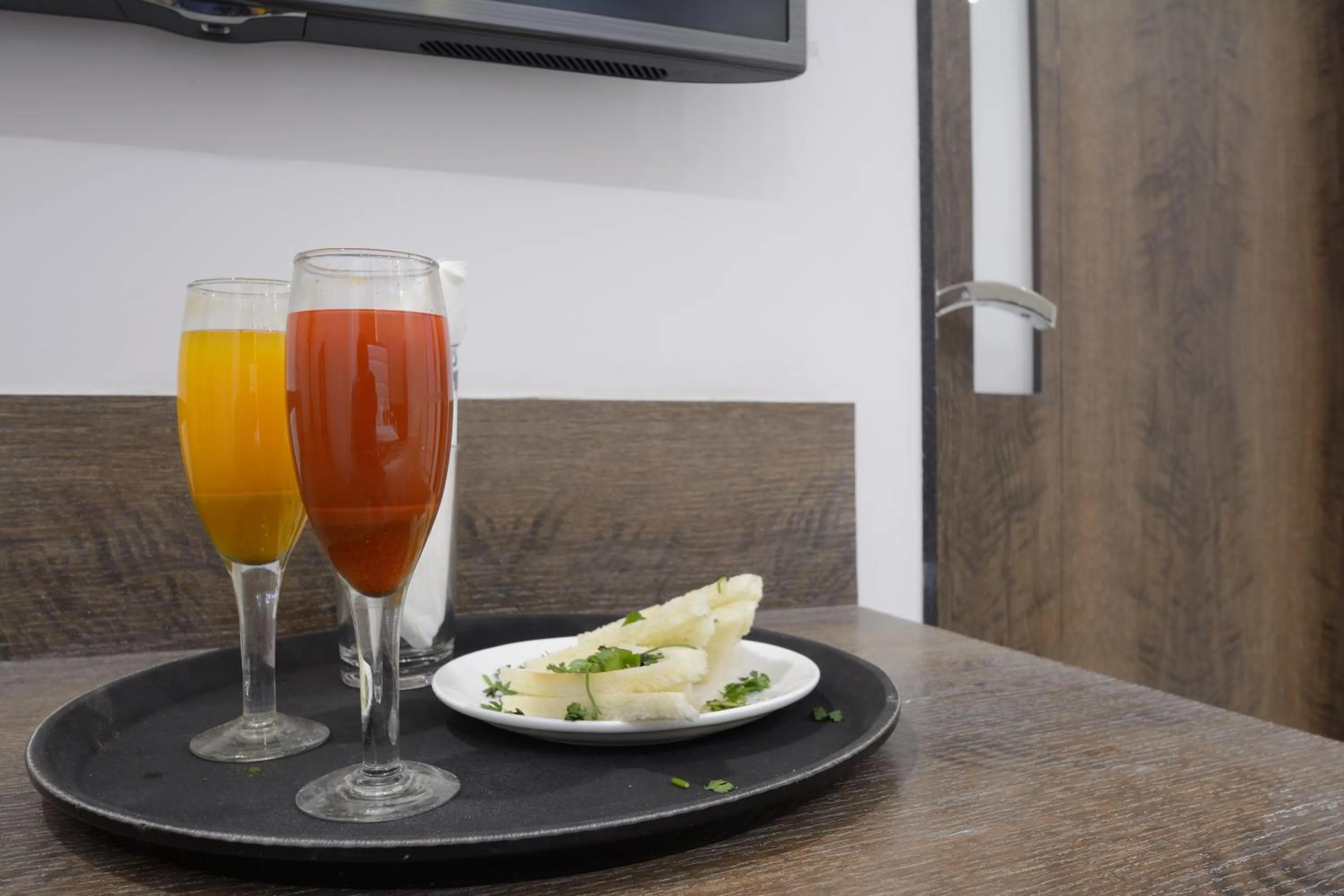 Restaurant/places to eat in Hotel One Up