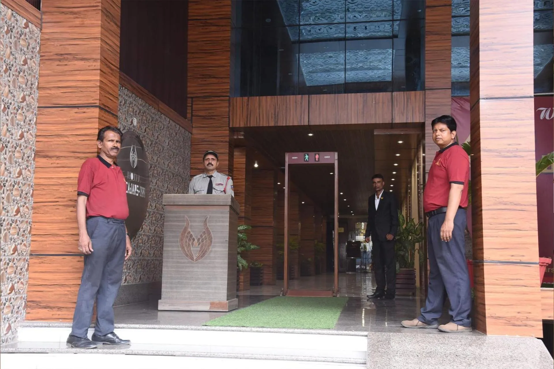 Staff in Aalcajars Inn