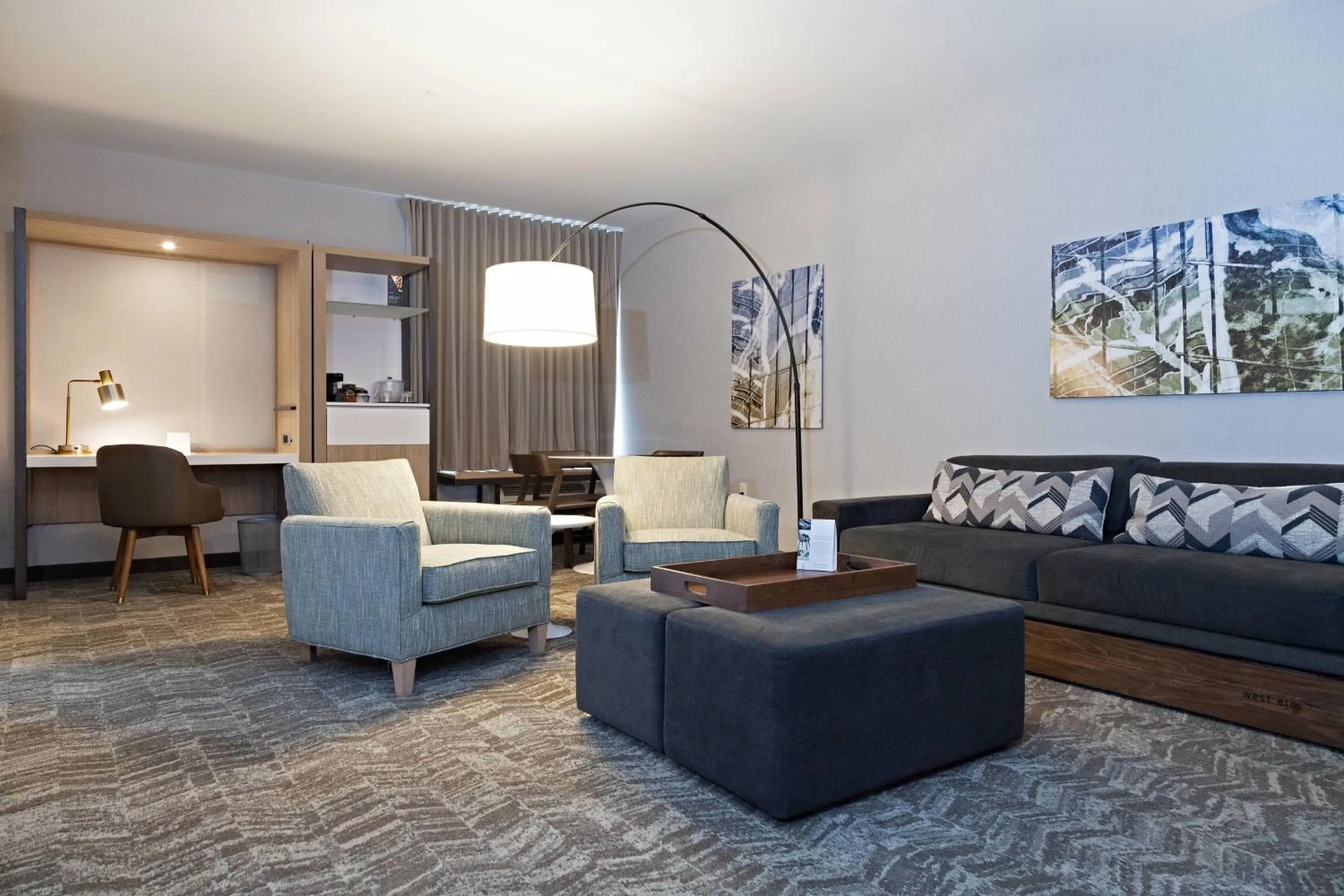 Living room in SpringHill Suites by Marriott Somerset Franklin Township