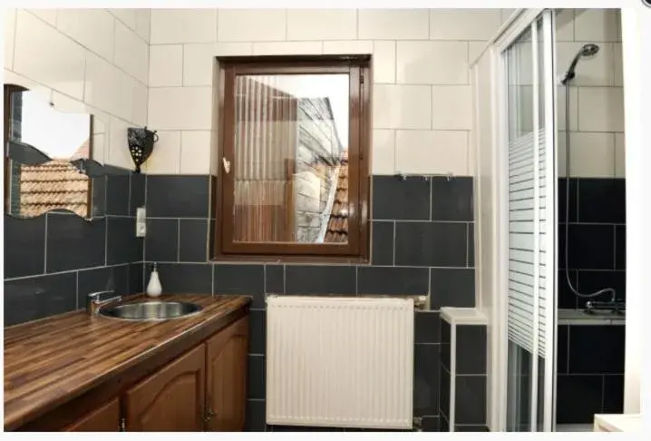 Comfort Triple Room with Shower - single occupancy in Chambre D'hôtes Anzi Comfort Triple Room with Shower - single occupancy in Chambre D'hôtes Anzi