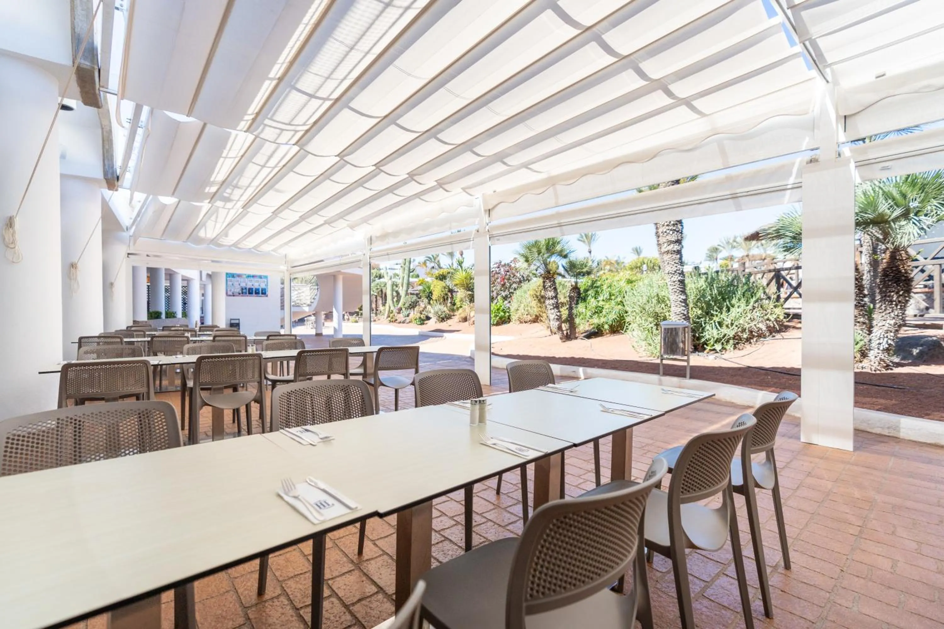 Restaurant/places to eat in HL Club Playa Blanca