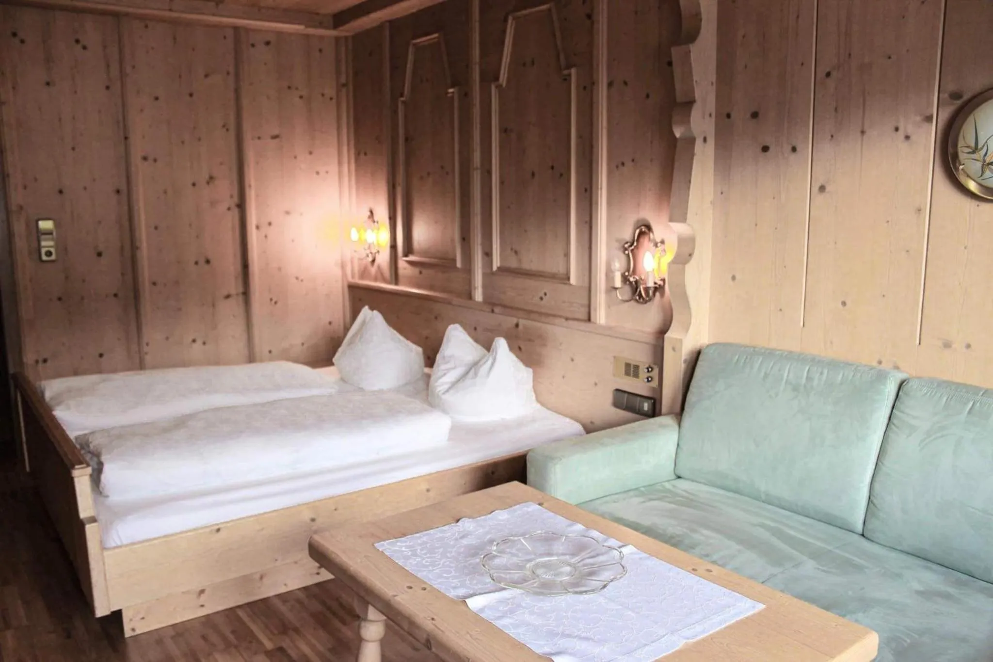 Bed in Hotel Pension Weiratherhof