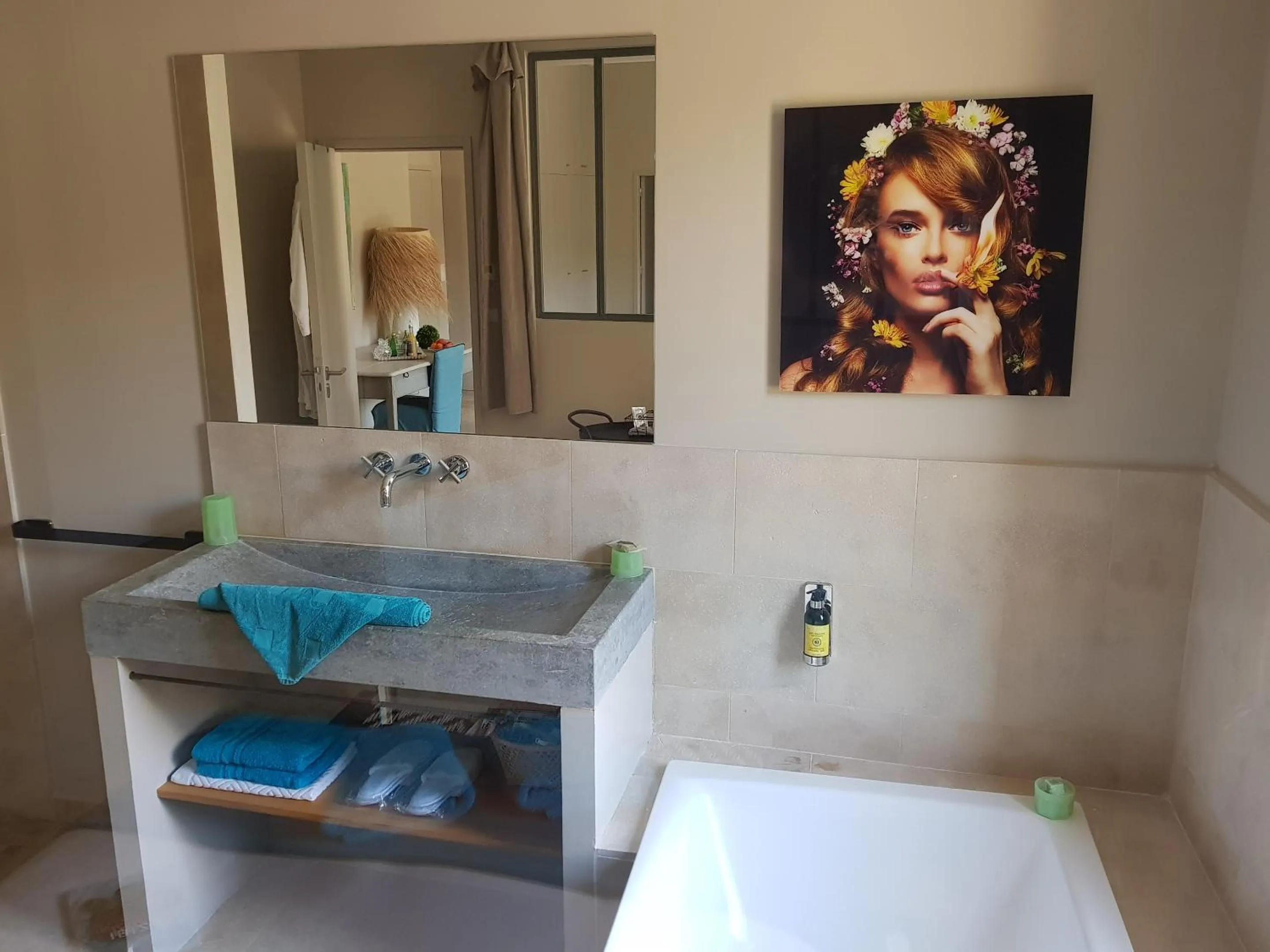 Shower in La Magnanerie de l'Isle B&B