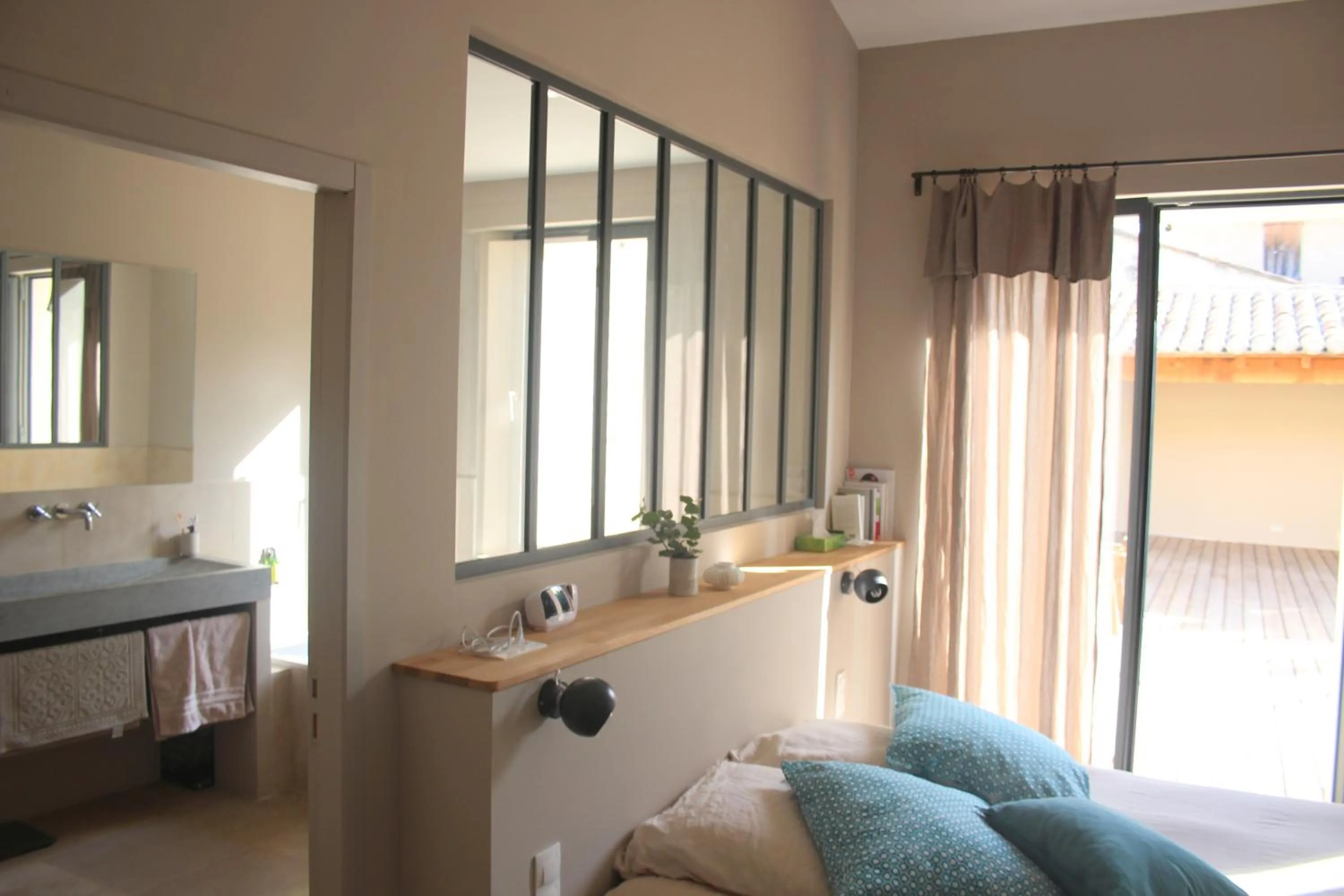 Bathroom, Bed in La Magnanerie de l'Isle B&B