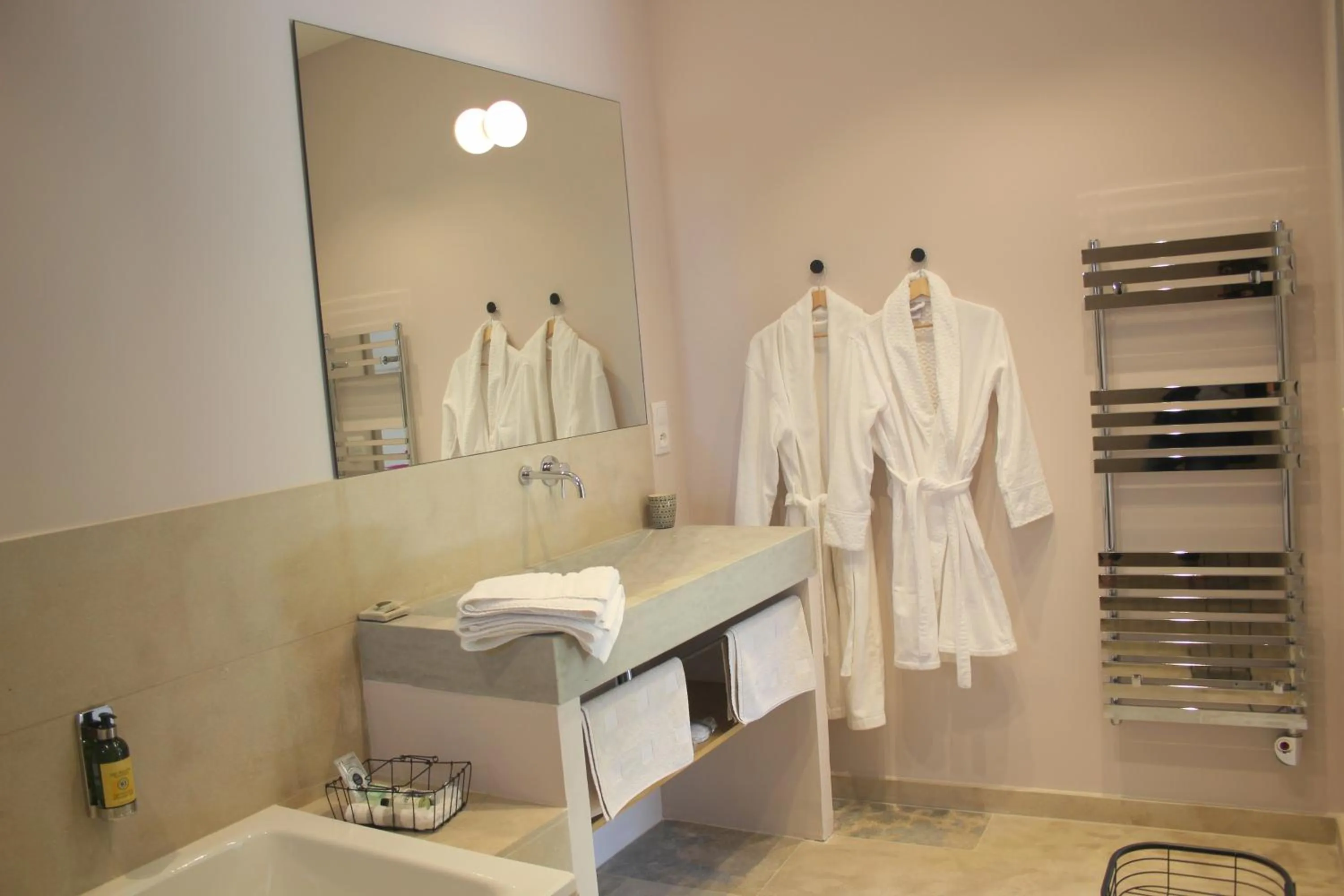 Bathroom in La Magnanerie de l'Isle B&B