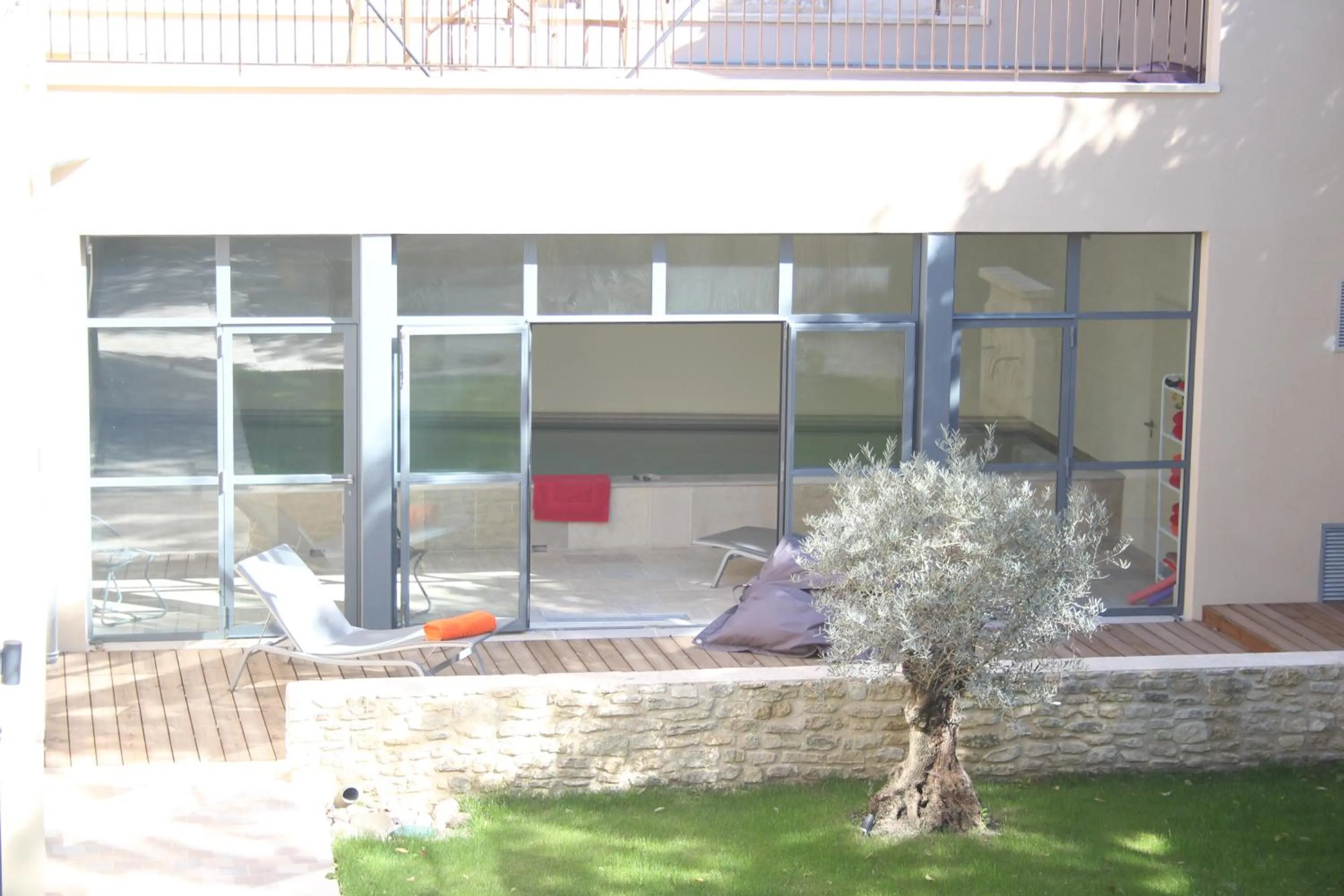 Patio in La Magnanerie de l'Isle B&B