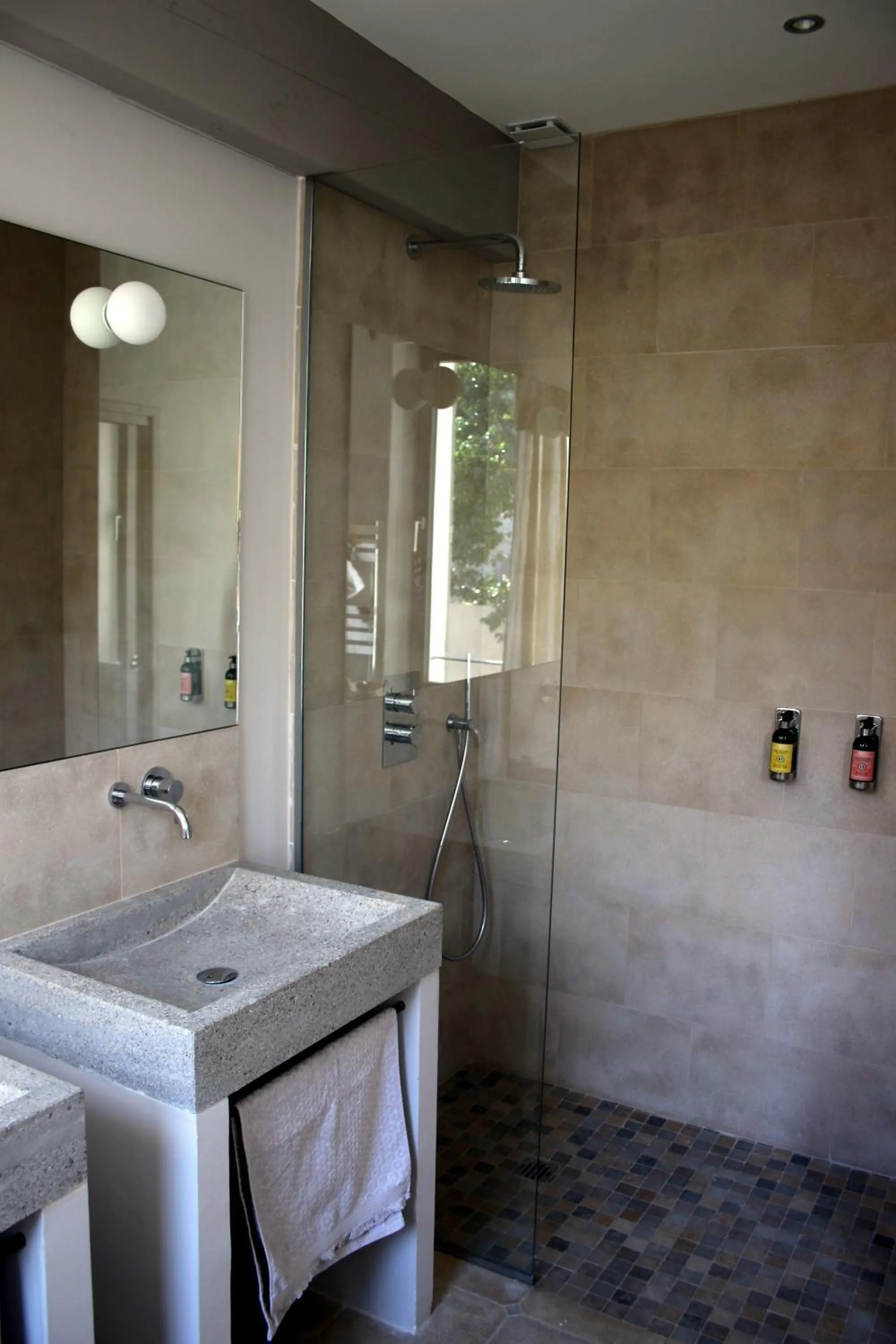 Bathroom in La Magnanerie de l'Isle B&B