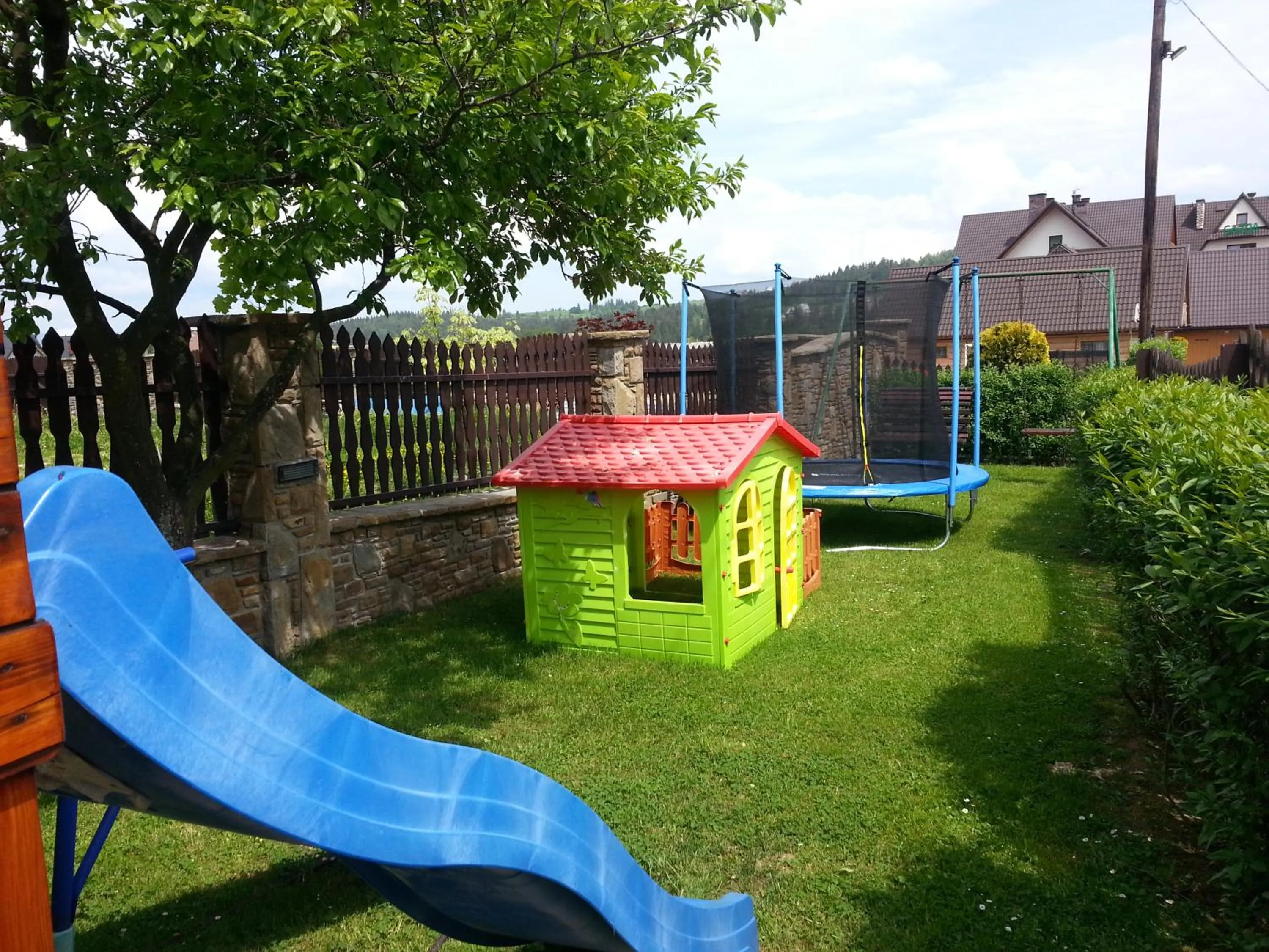 Children play ground in U Hani w pobliżu Gorący Potok i Termy