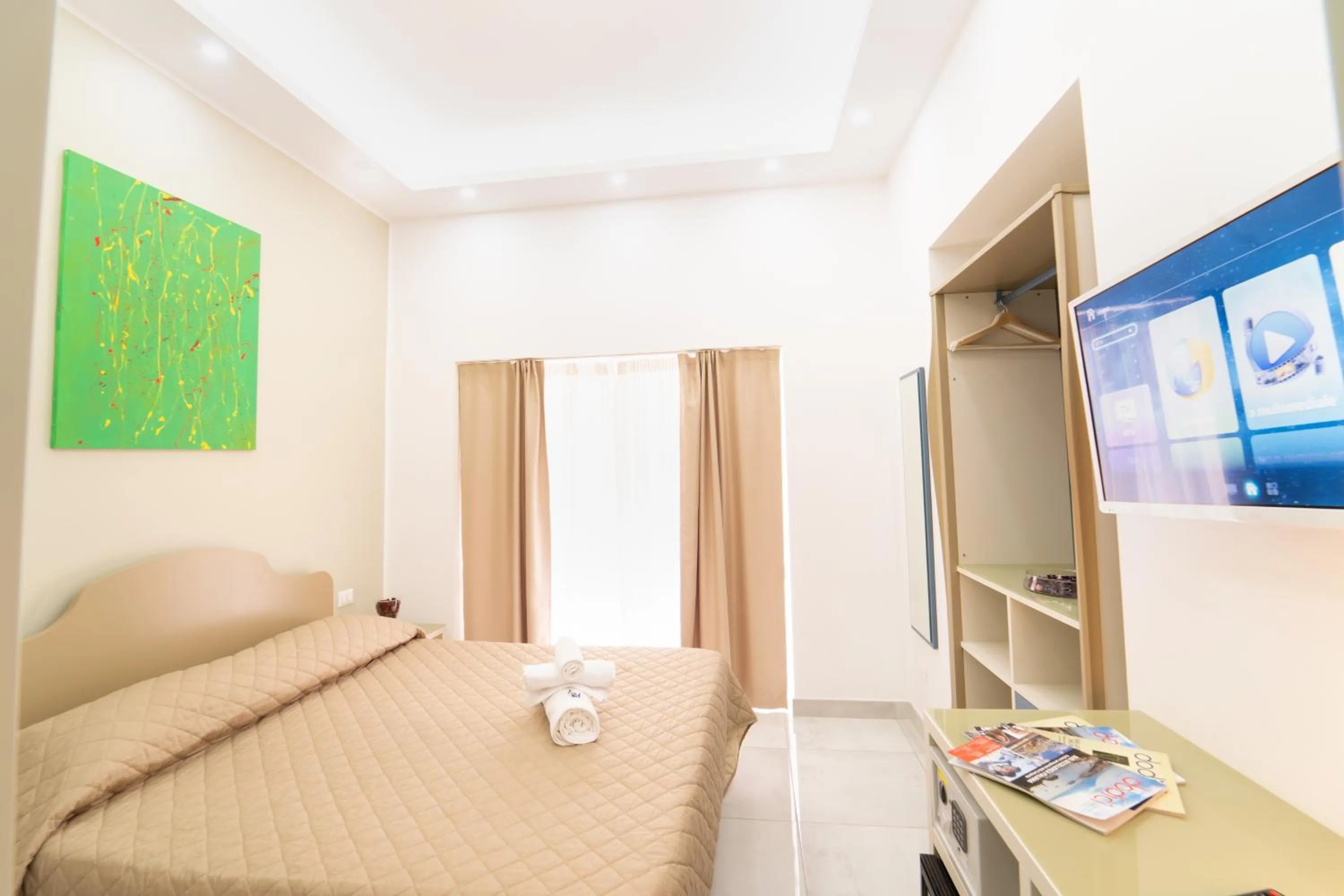 Living room, Bed in Royal Art H Duomo - Napoli Centro, by ClaPa Group