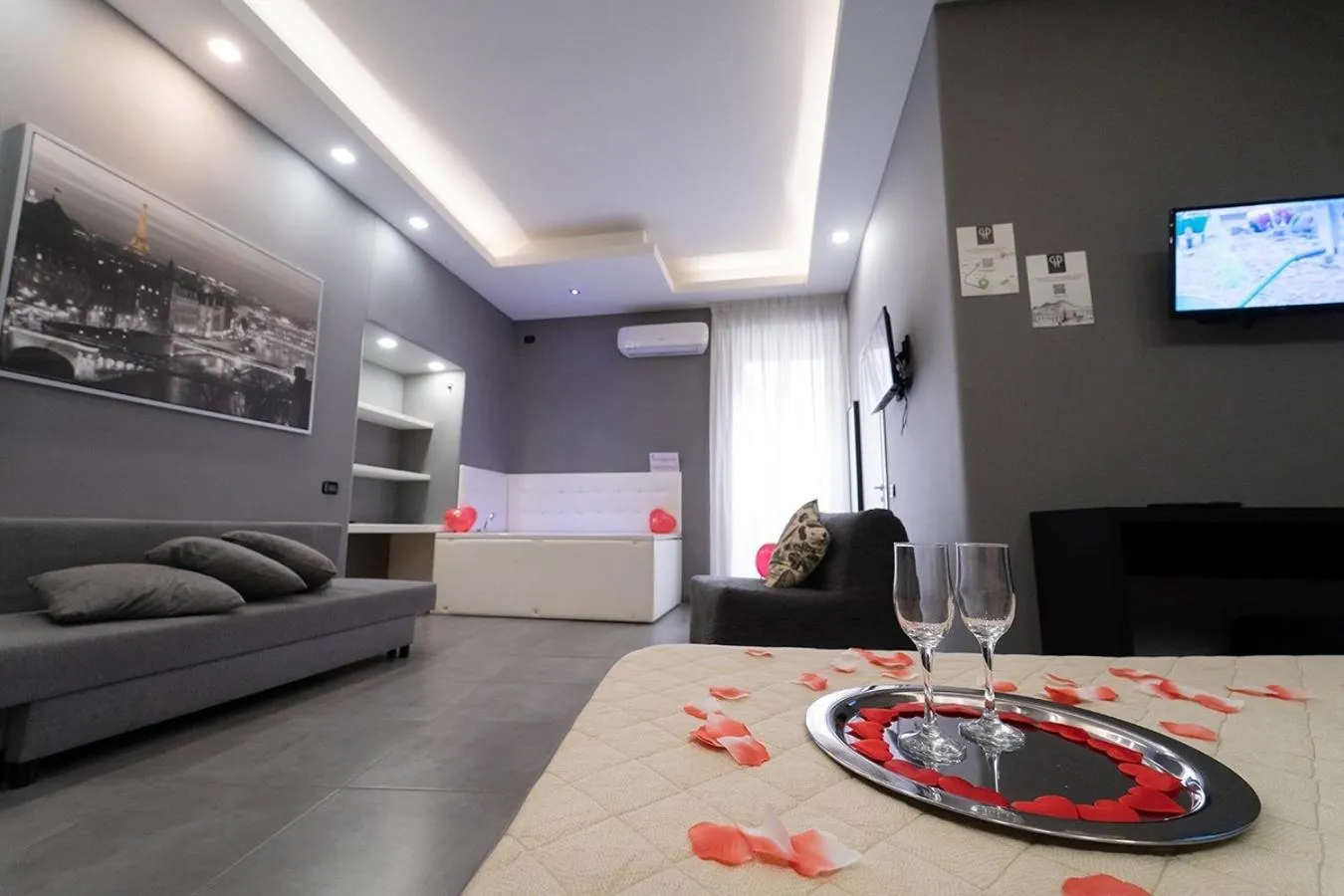 King Suite with Spa Bath in Royal Art H Duomo - Napoli Centro, by ClaPa Group