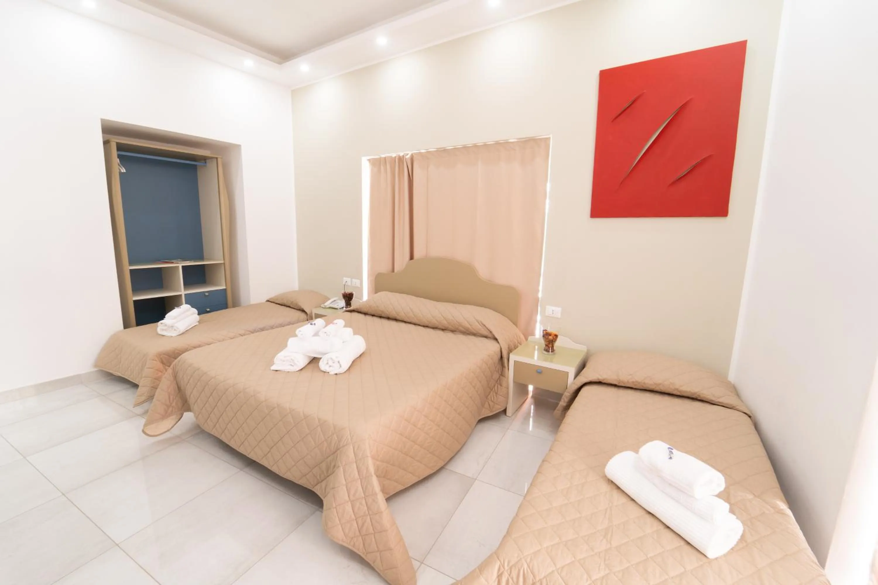 Shower, Bed in Royal Art H Duomo - Napoli Centro, by ClaPa Group