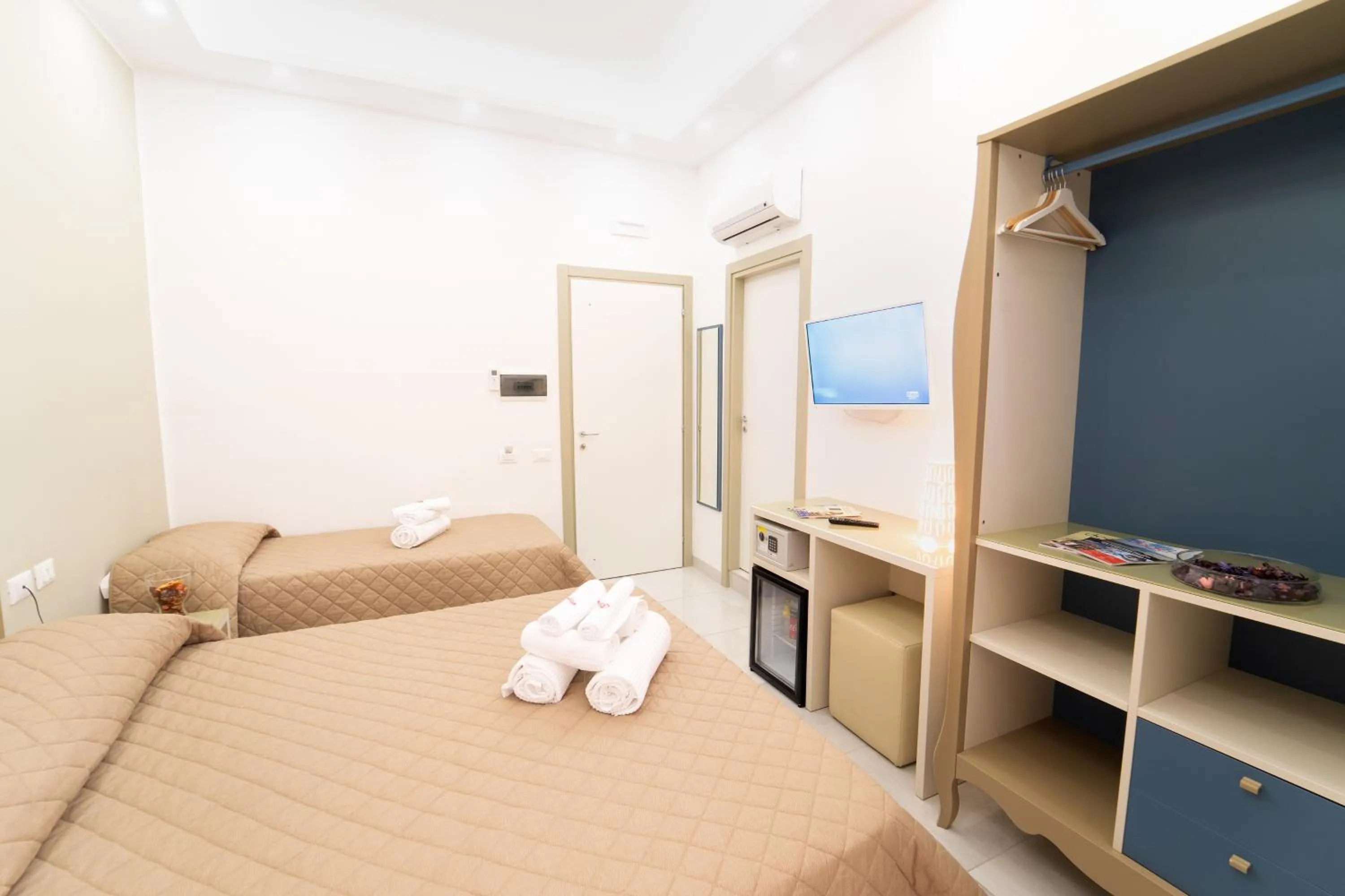 Shower, Bed in Royal Art H Duomo - Napoli Centro, by ClaPa Group