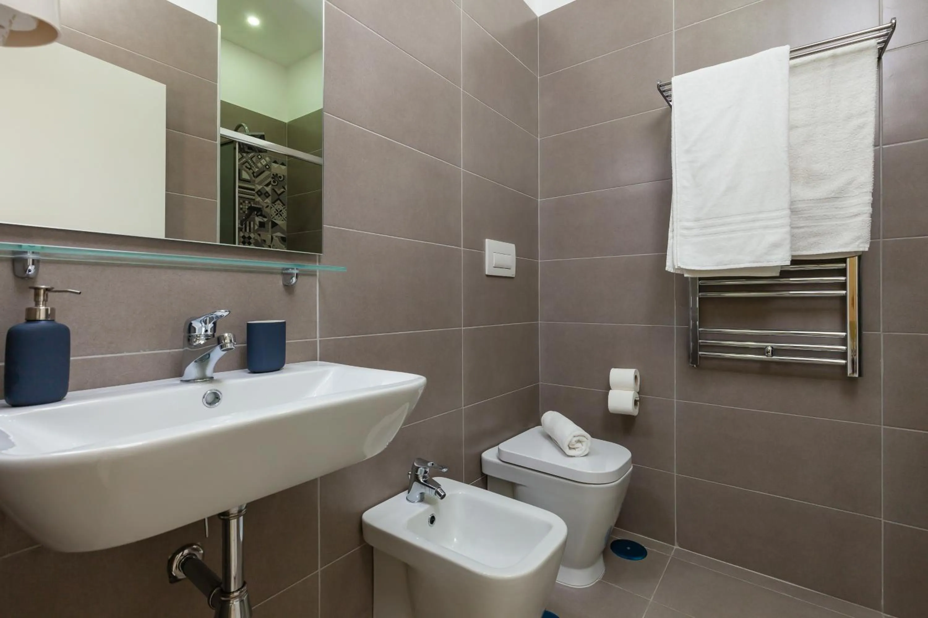 Bathroom in Royal Art H Duomo - Napoli Centro, by ClaPa Group