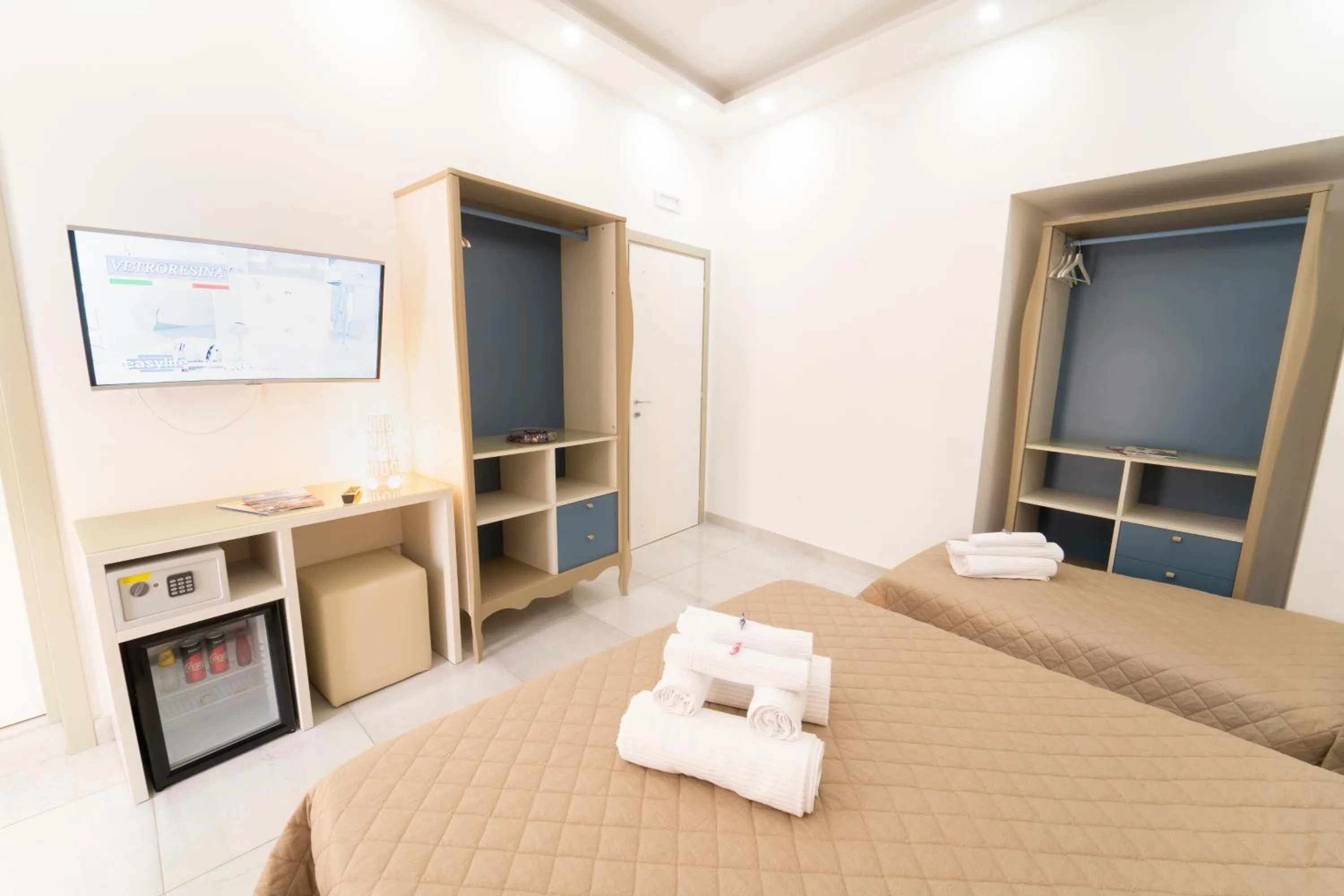 Shower, Bed in Royal Art H Duomo - Napoli Centro, by ClaPa Group