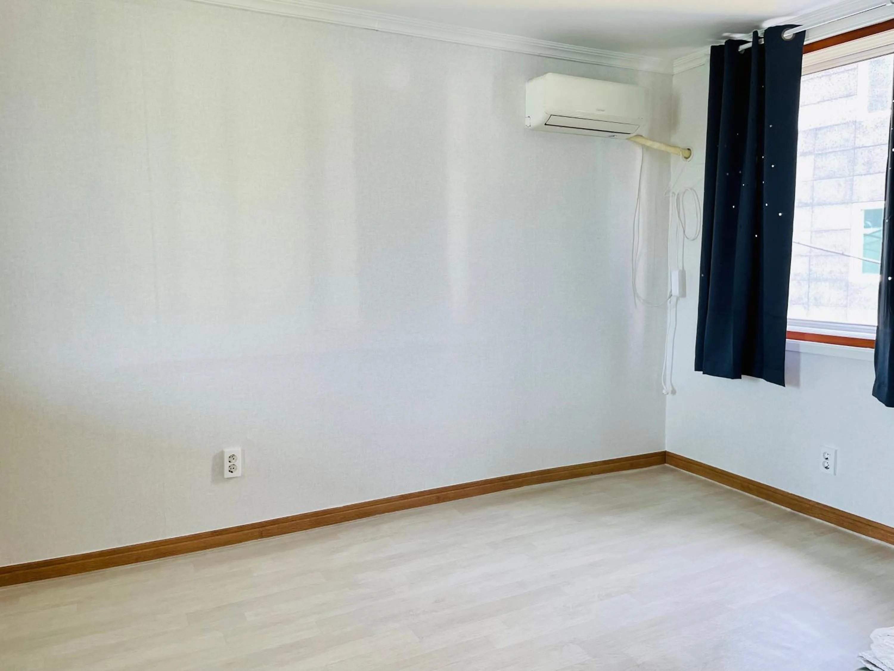 Photo of the whole room in Backpackers In Yeosu