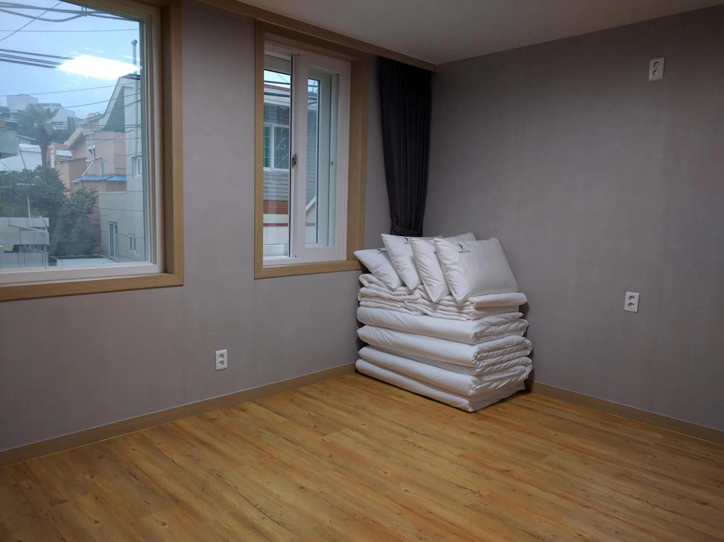 Photo of the whole room in Backpackers In Yeosu