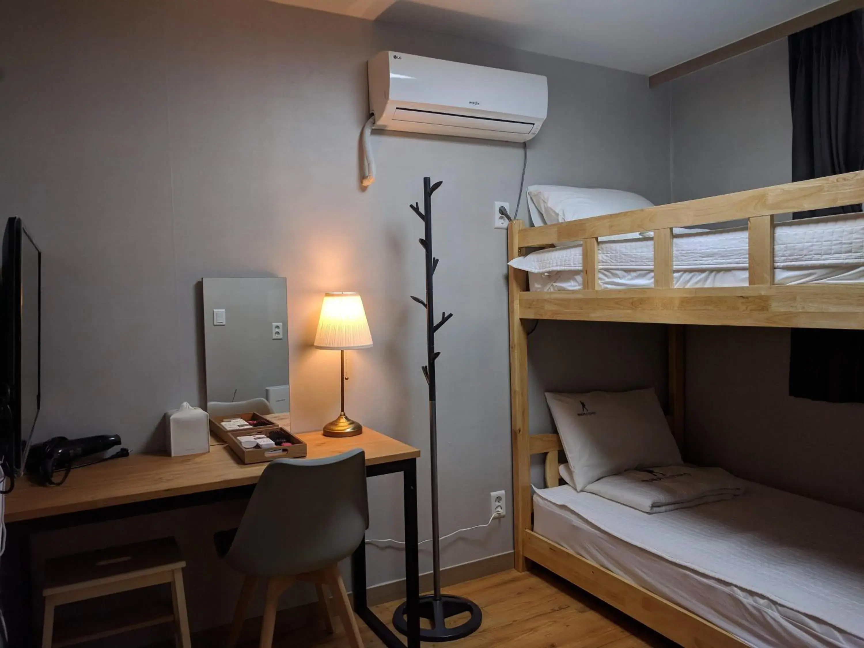 Twin Room with City View - single occupancy in Backpackers In Yeosu Twin Room with City View - single occupancy in Backpackers In Yeosu