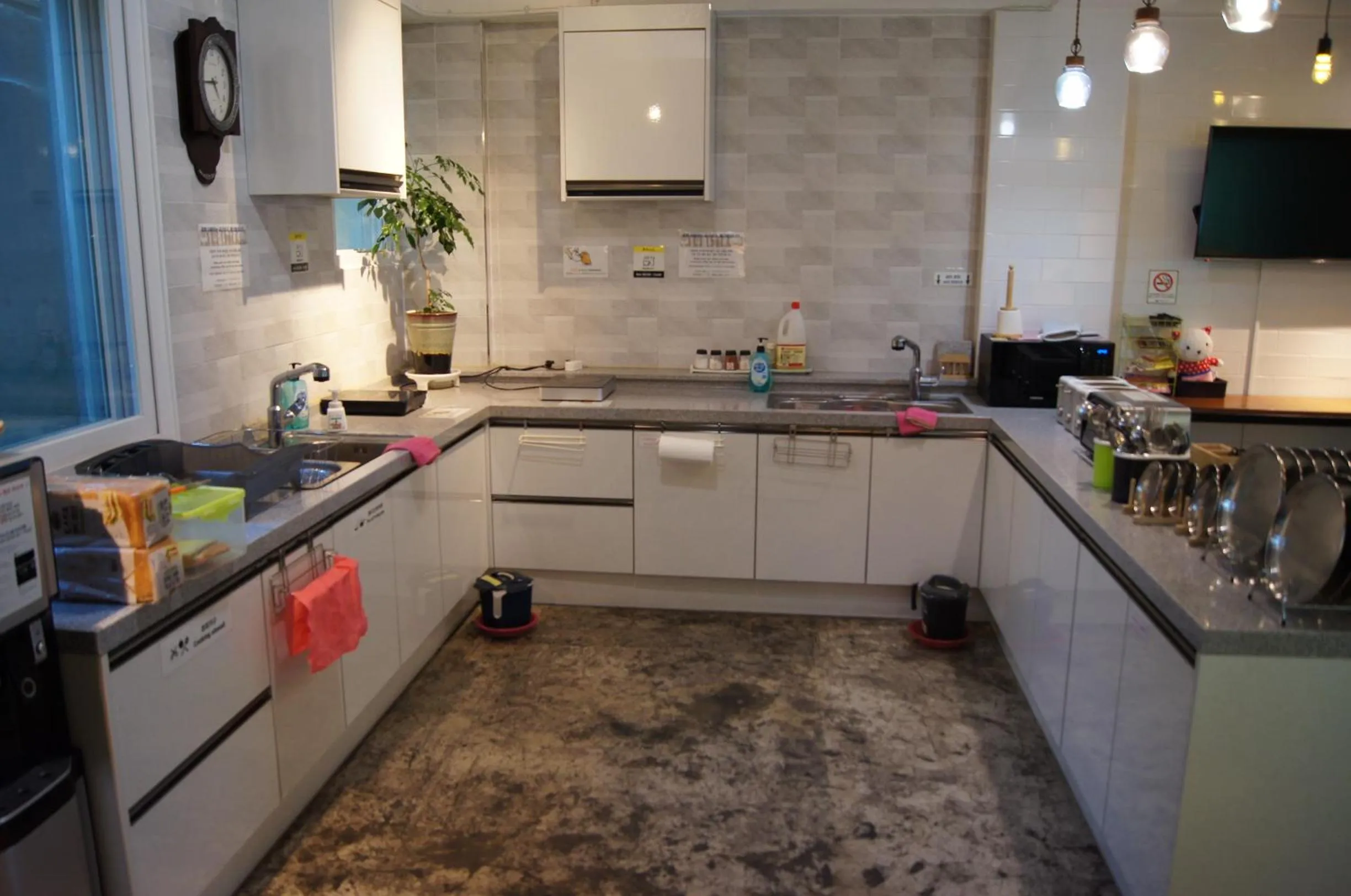 Communal kitchen in Backpackers In Yeosu
