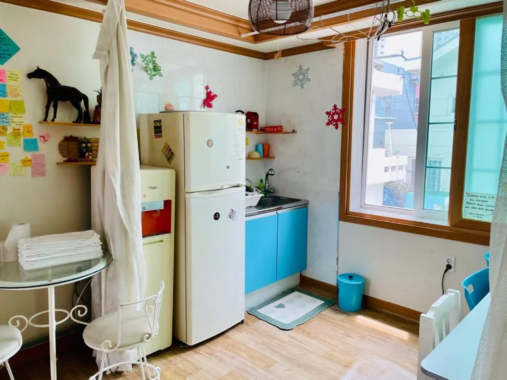 Kitchen or kitchenette in Backpackers In Yeosu