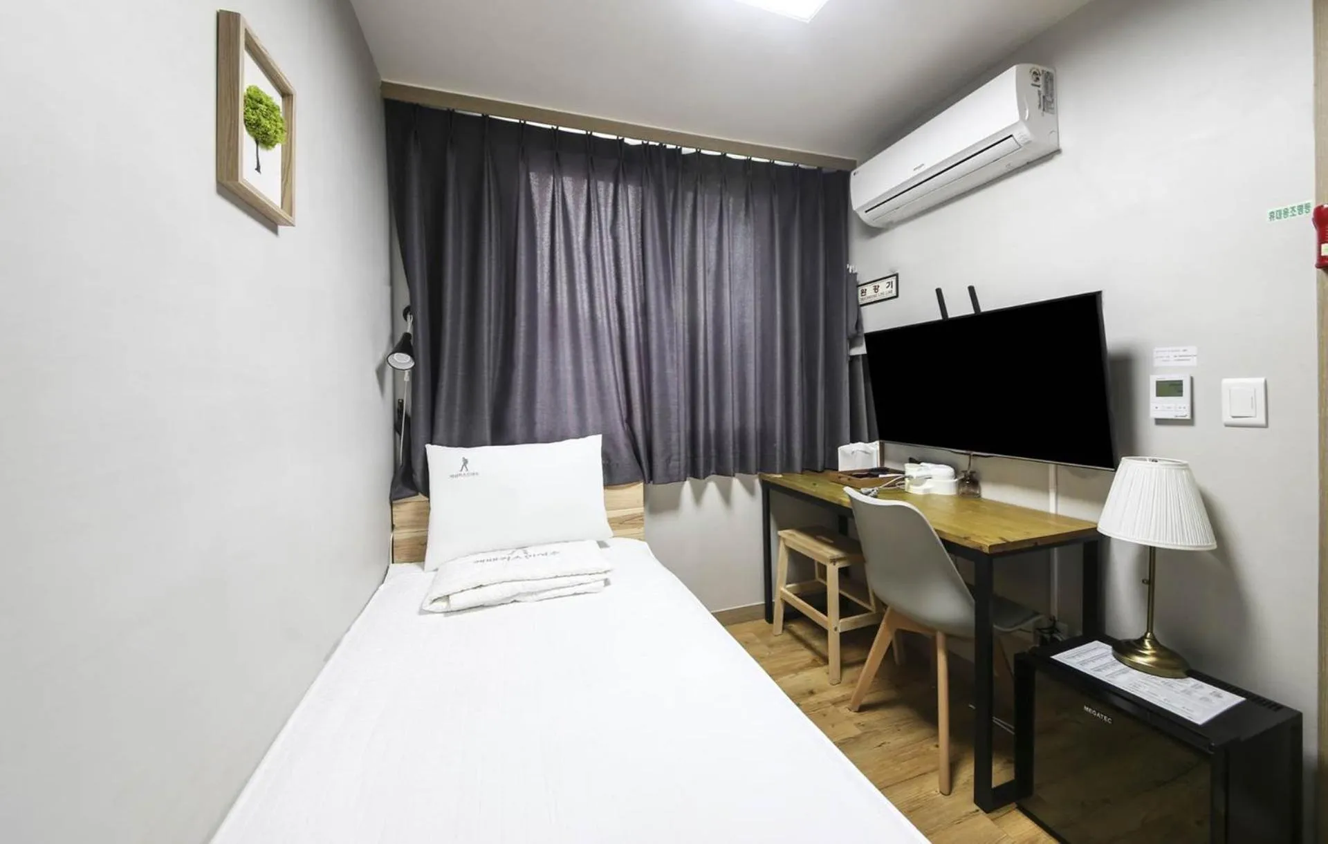 Photo of the whole room, Bed in Backpackers In Yeosu