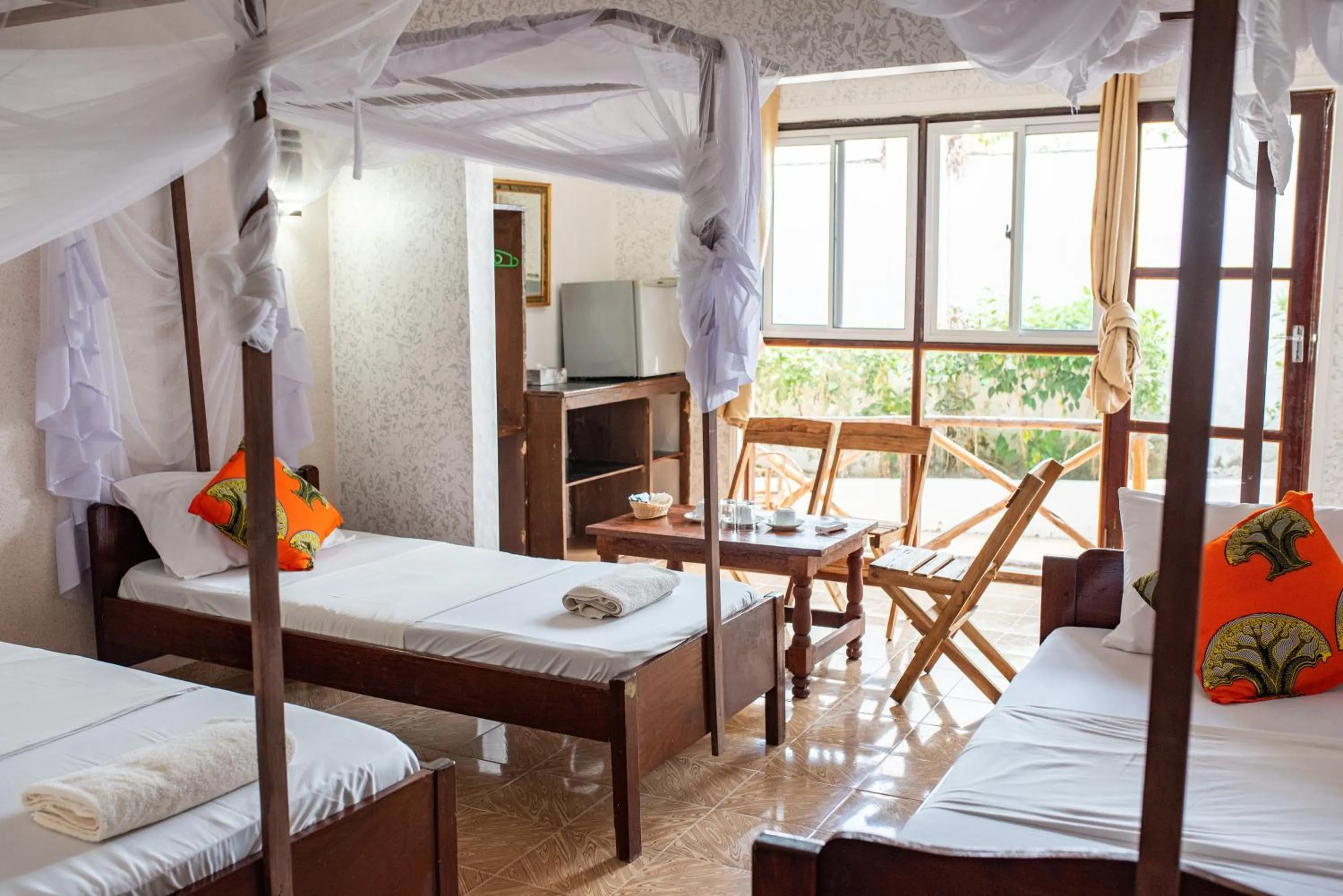 Shower, Bed in Mocco Beach Villa