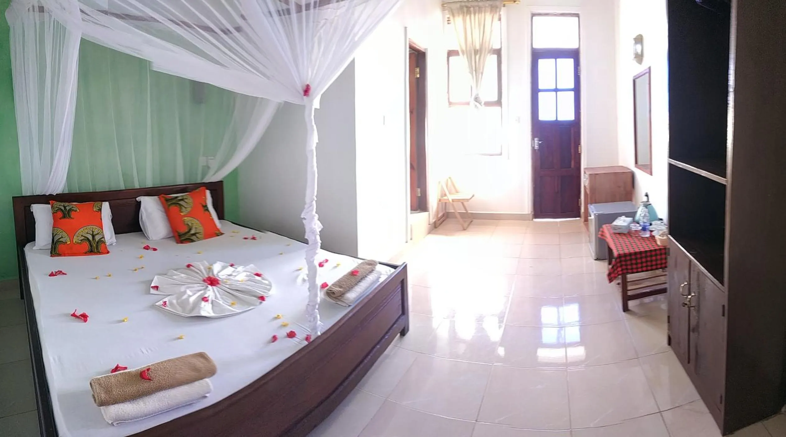 Shower, Bed in Mocco Beach Villa