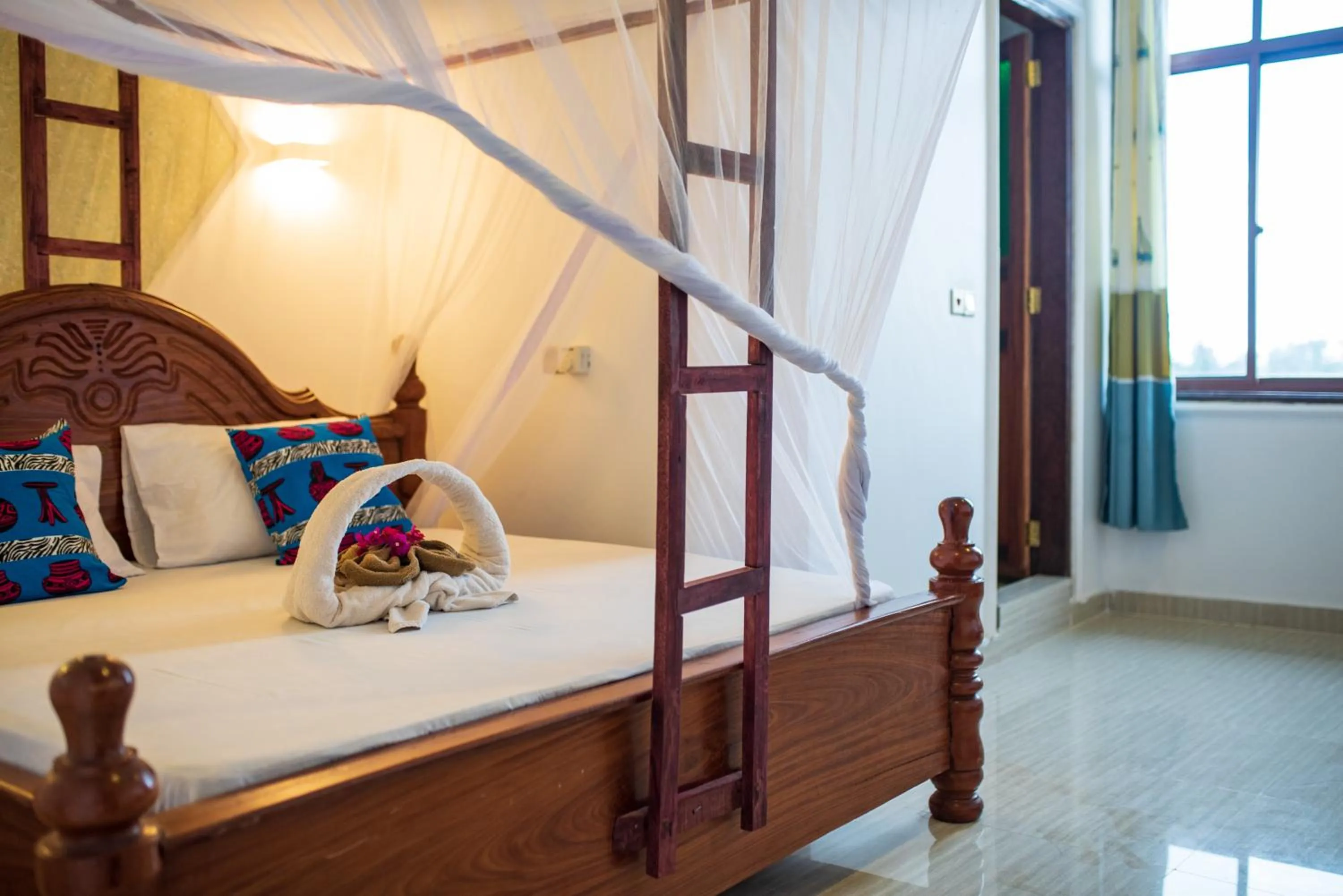 Shower, Bed in Mocco Beach Villa