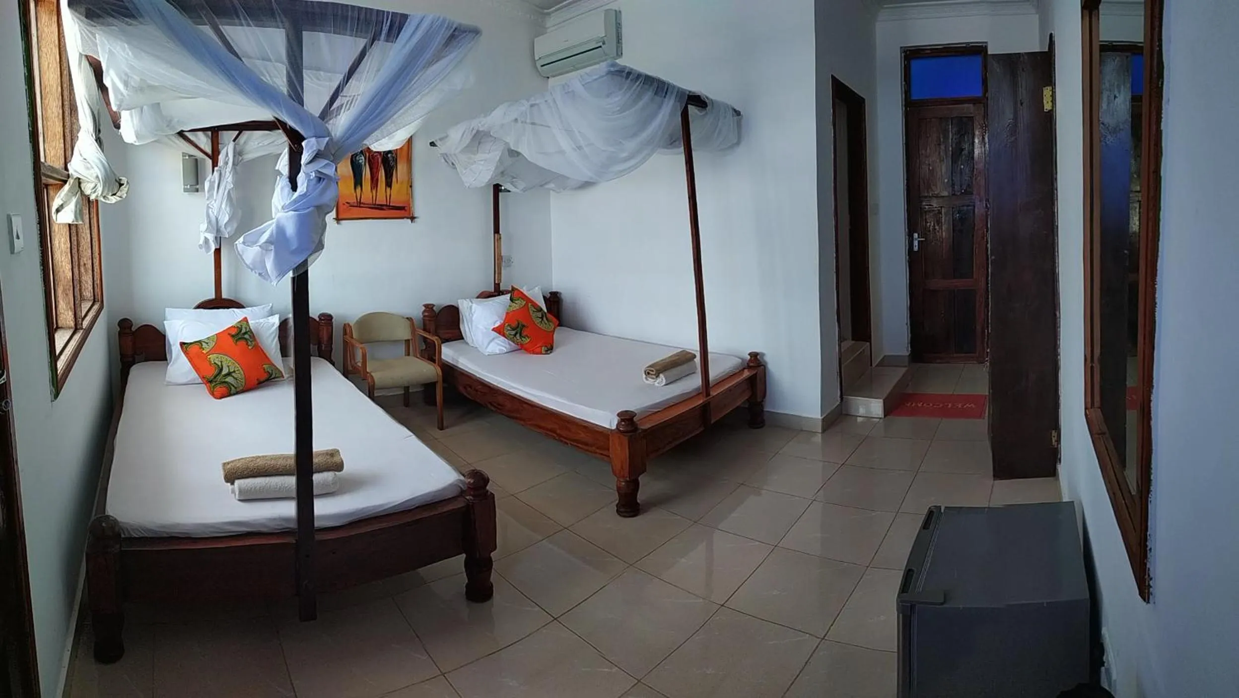 Shower, Bed in Mocco Beach Villa