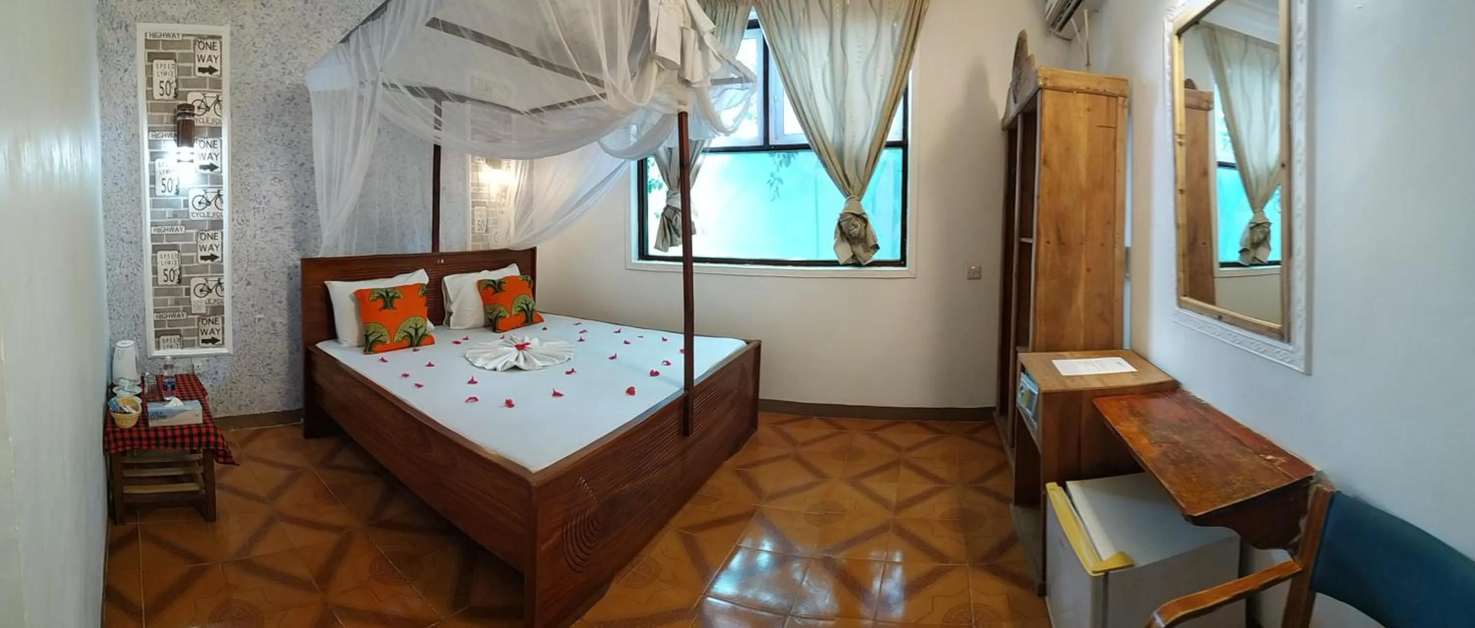 Shower, Bed in Mocco Beach Villa
