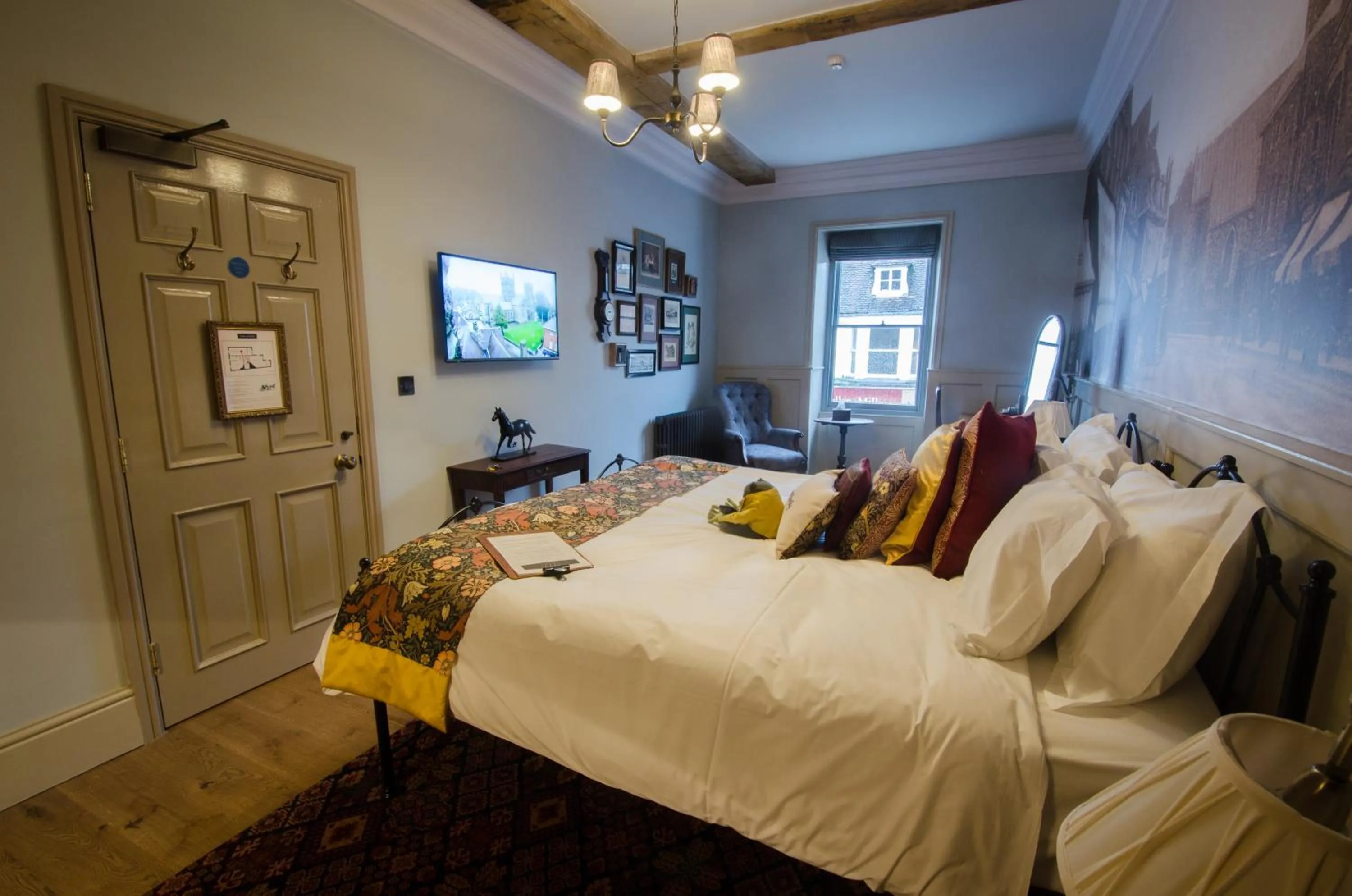 Photo of the whole room, Bed in 1777. At The Albion