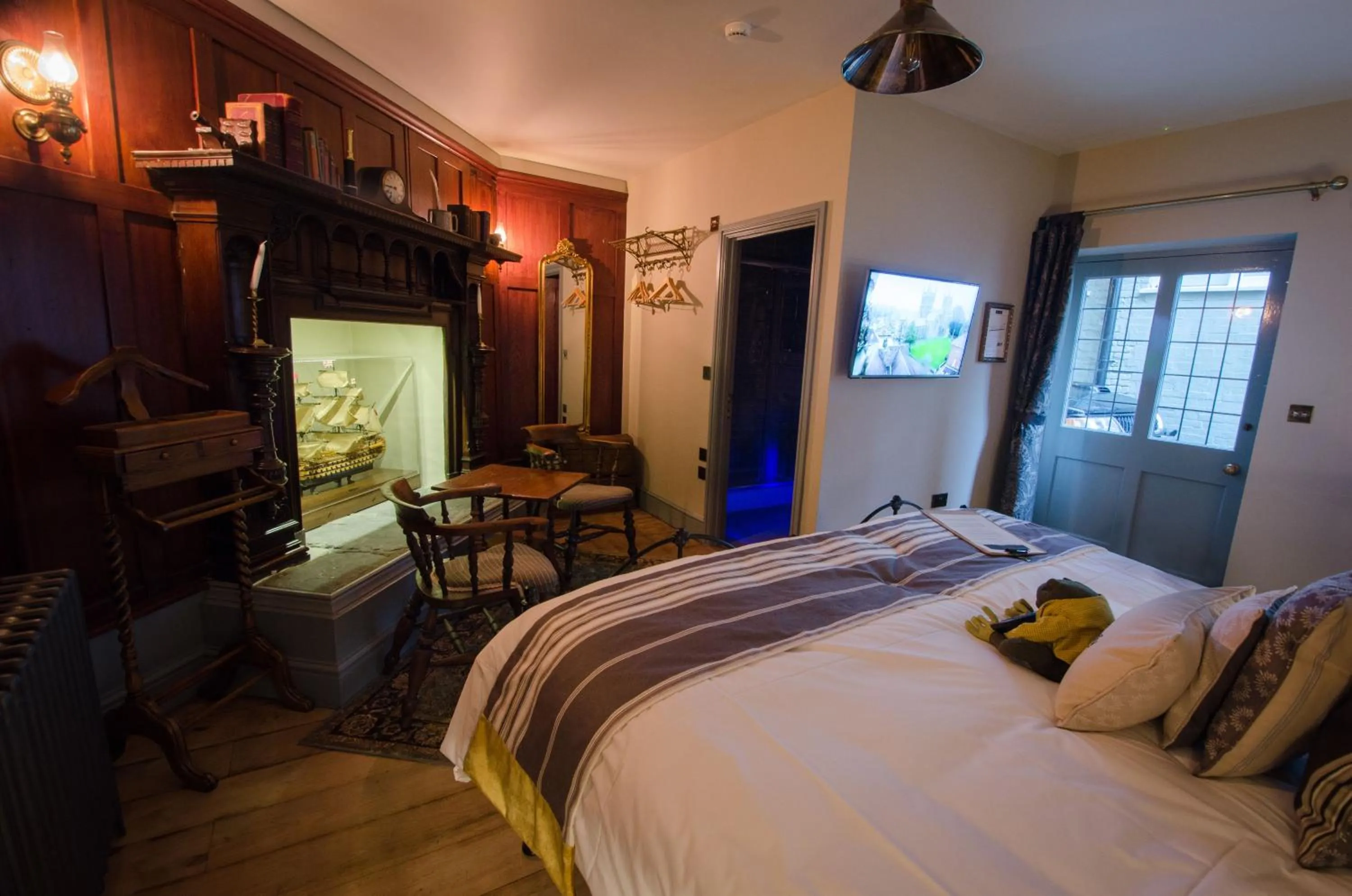 Photo of the whole room, Bed in 1777. At The Albion