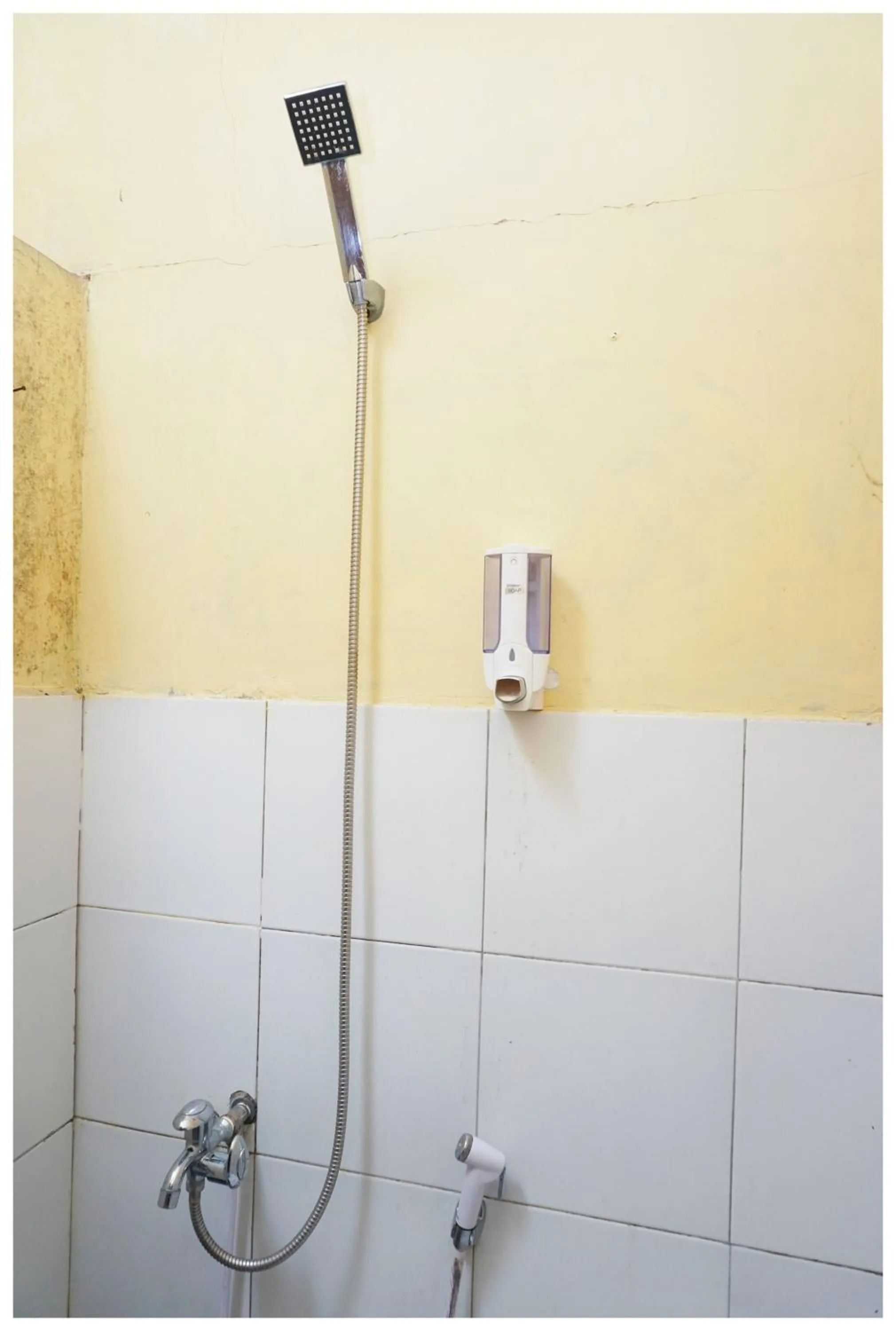 Shower in Budi House & Food Station