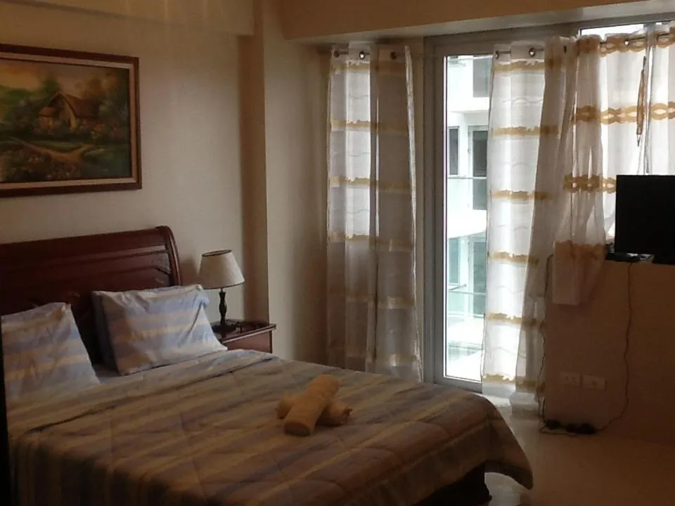 Photo of the whole room, Bed in Palm Tree Genlex Condo