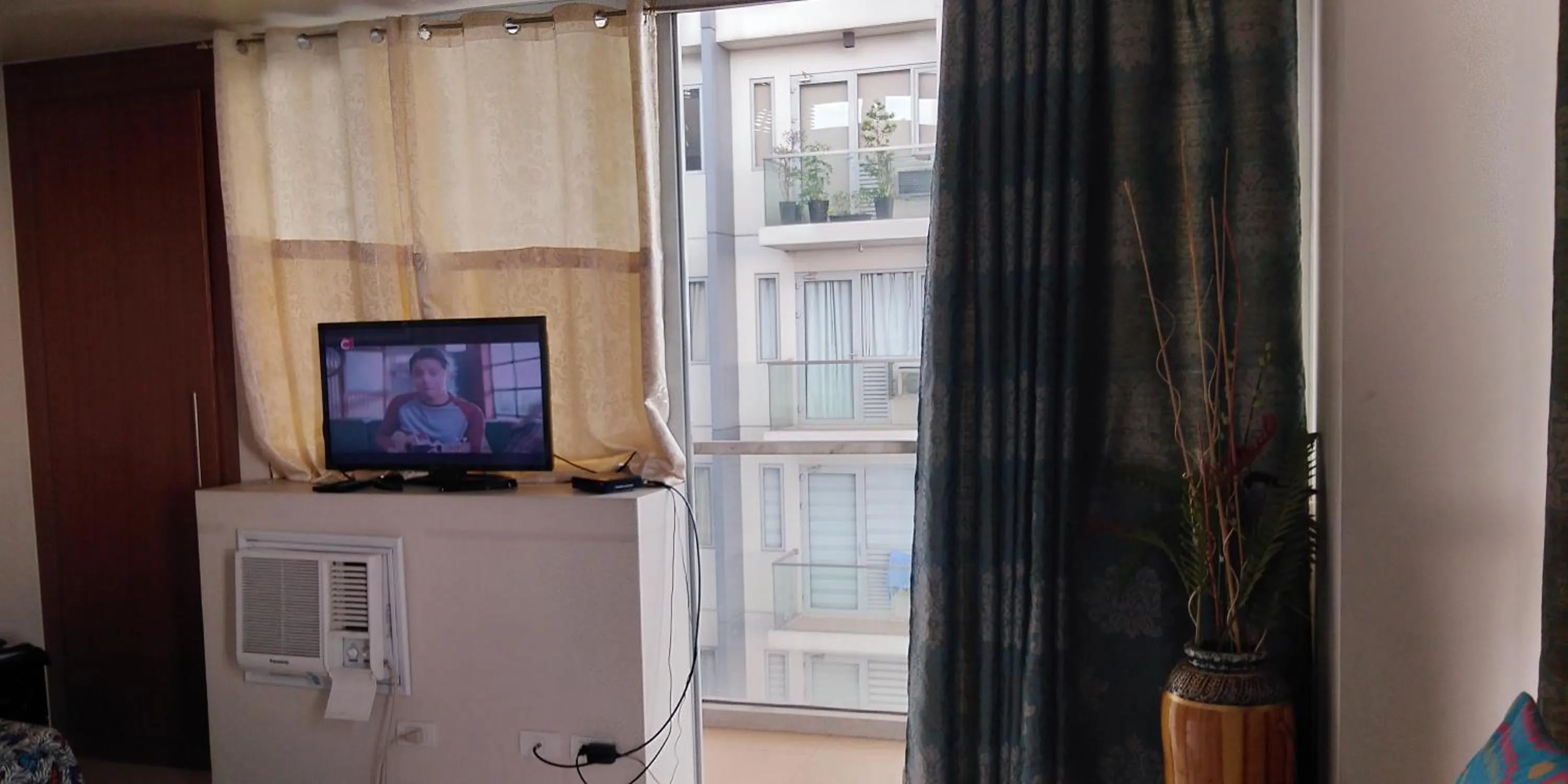 Bed in Palm Tree Genlex Condo