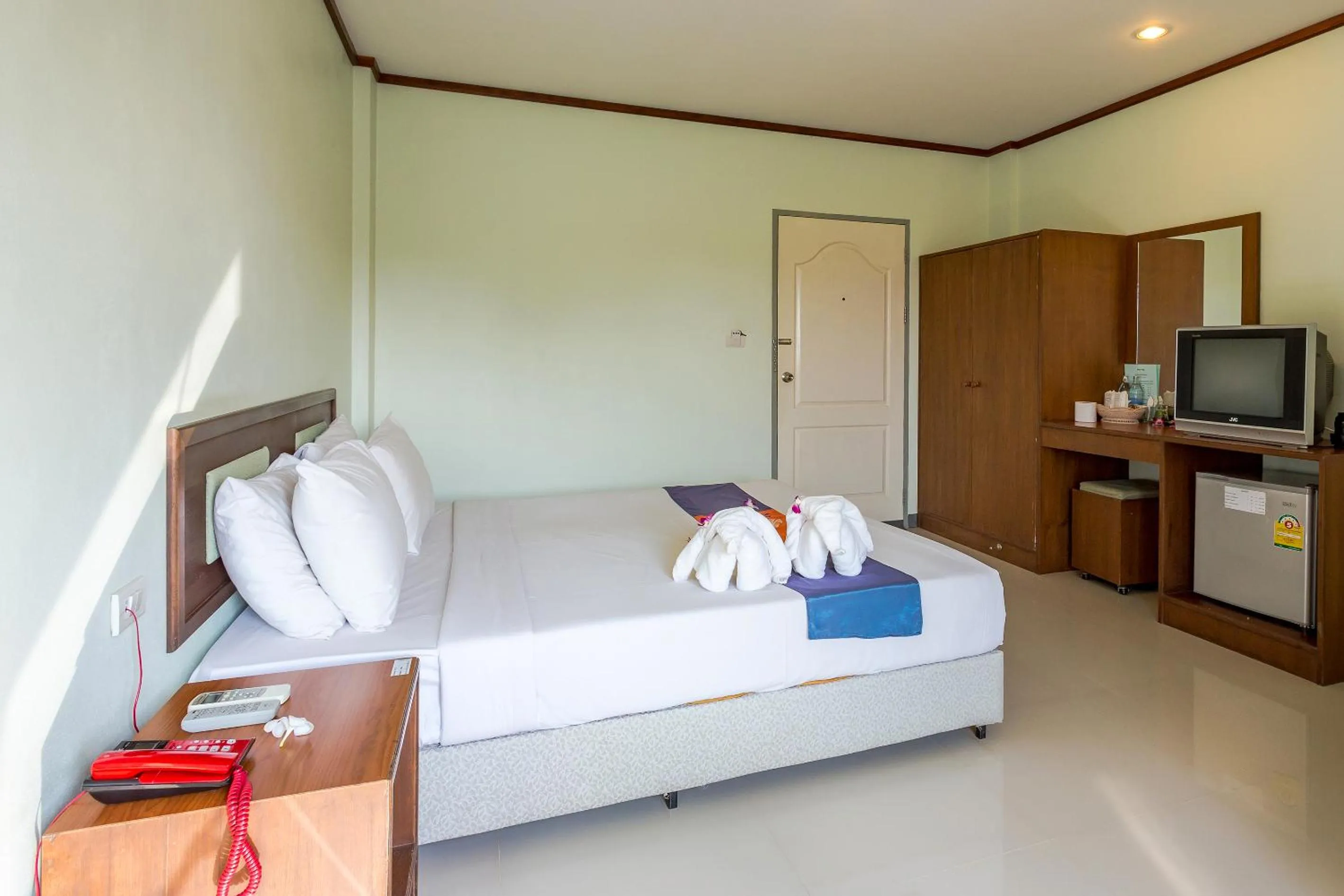 Photo of the whole room, Bed in KYP Khunyuw Place Hotel โรงแรมเควายพี ขุนยูวเพลส ฝาง