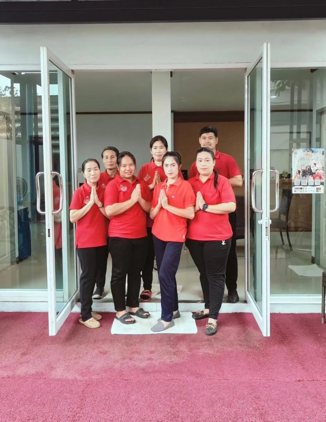 Staff in KYP Khunyuw Place Hotel โรงแรมเควายพี ขุนยูวเพลส ฝาง