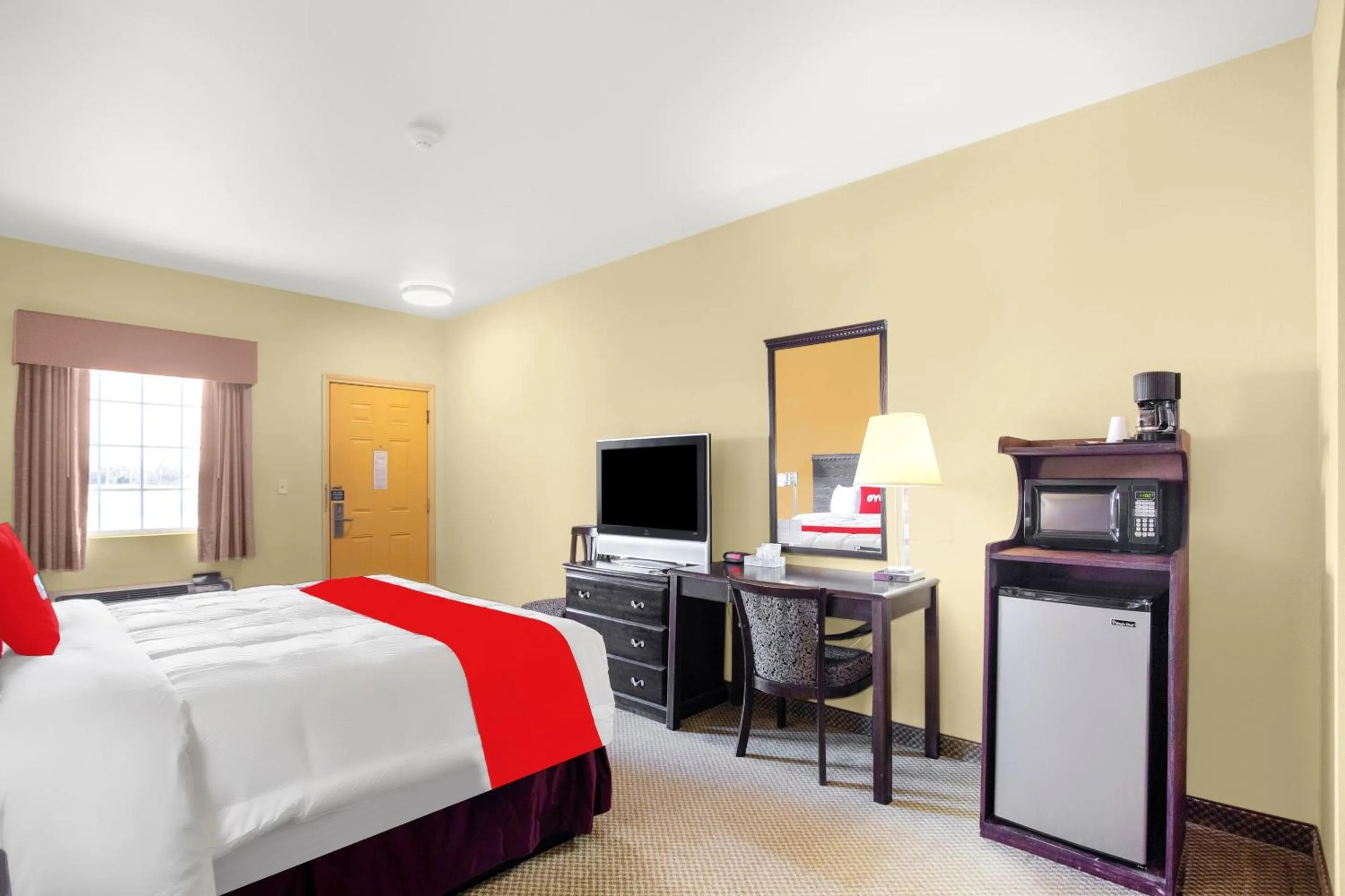 Bedroom, Bed in OYO Hotel Valley View TX, I-35