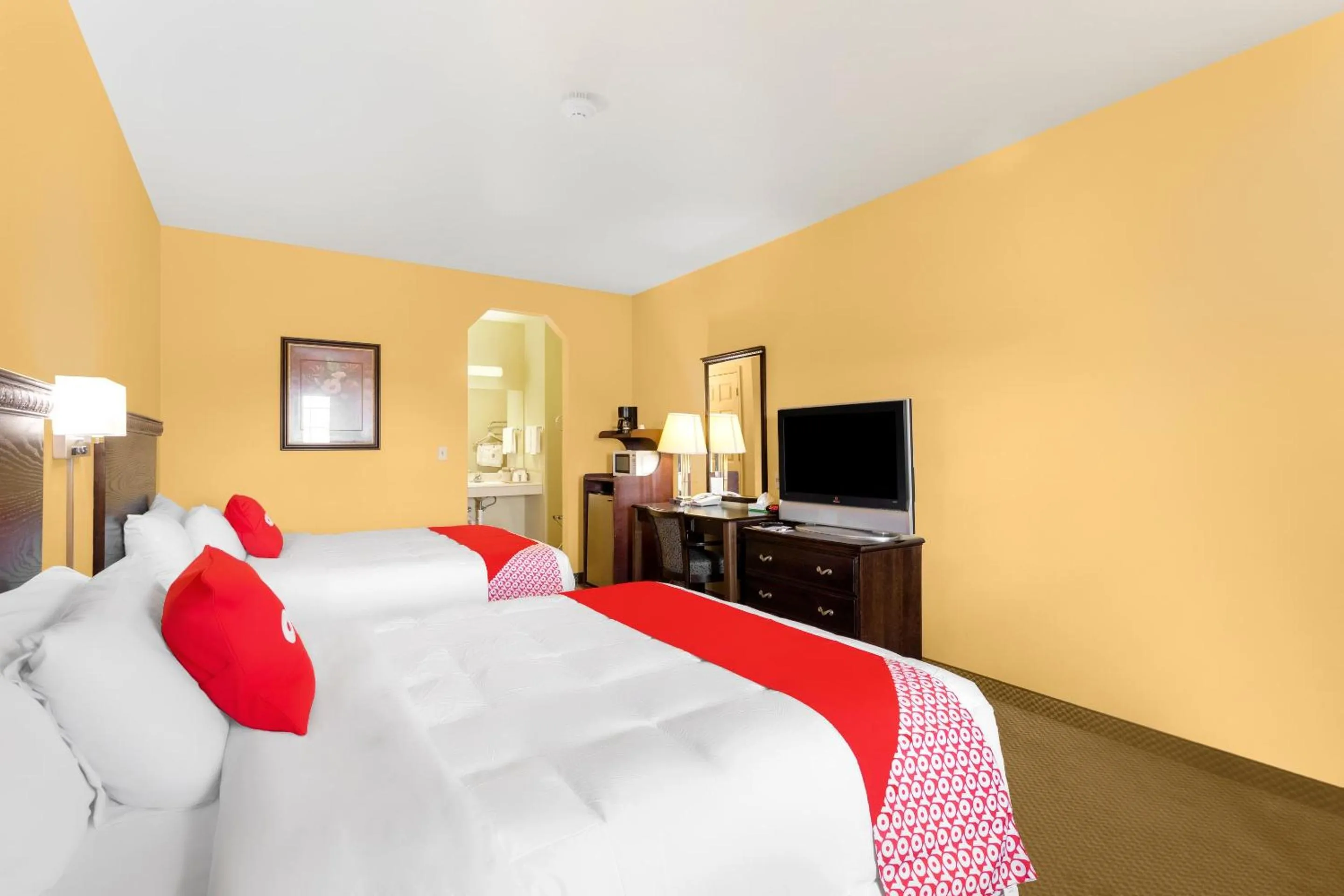 Bedroom, Bed in OYO Hotel Valley View TX, I-35