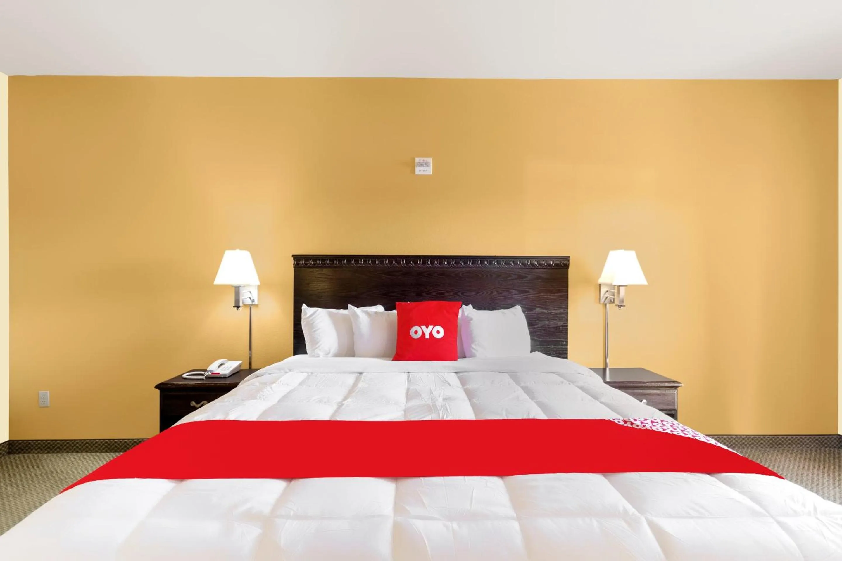 Bedroom, Bed in OYO Hotel Valley View TX, I-35