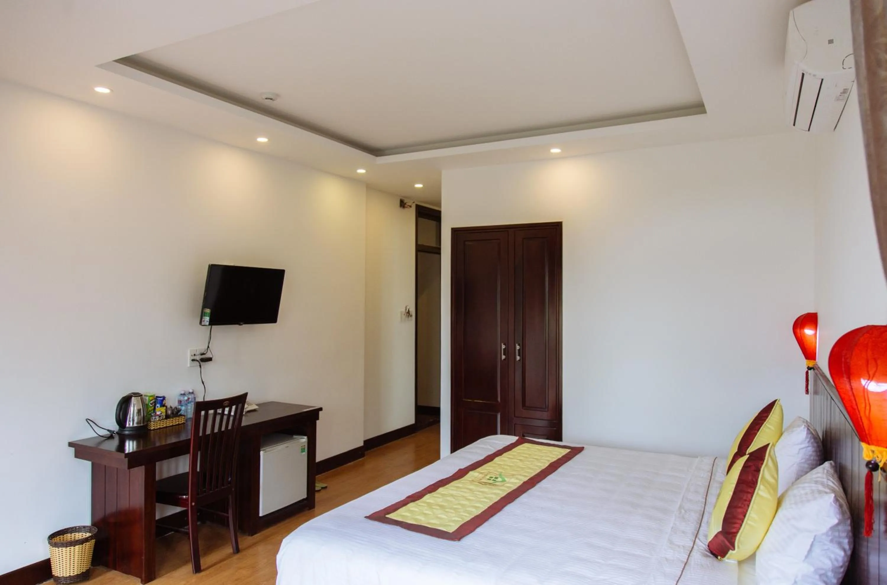 Photo of the whole room, Bed in Hoi An Golden Rice Villa
