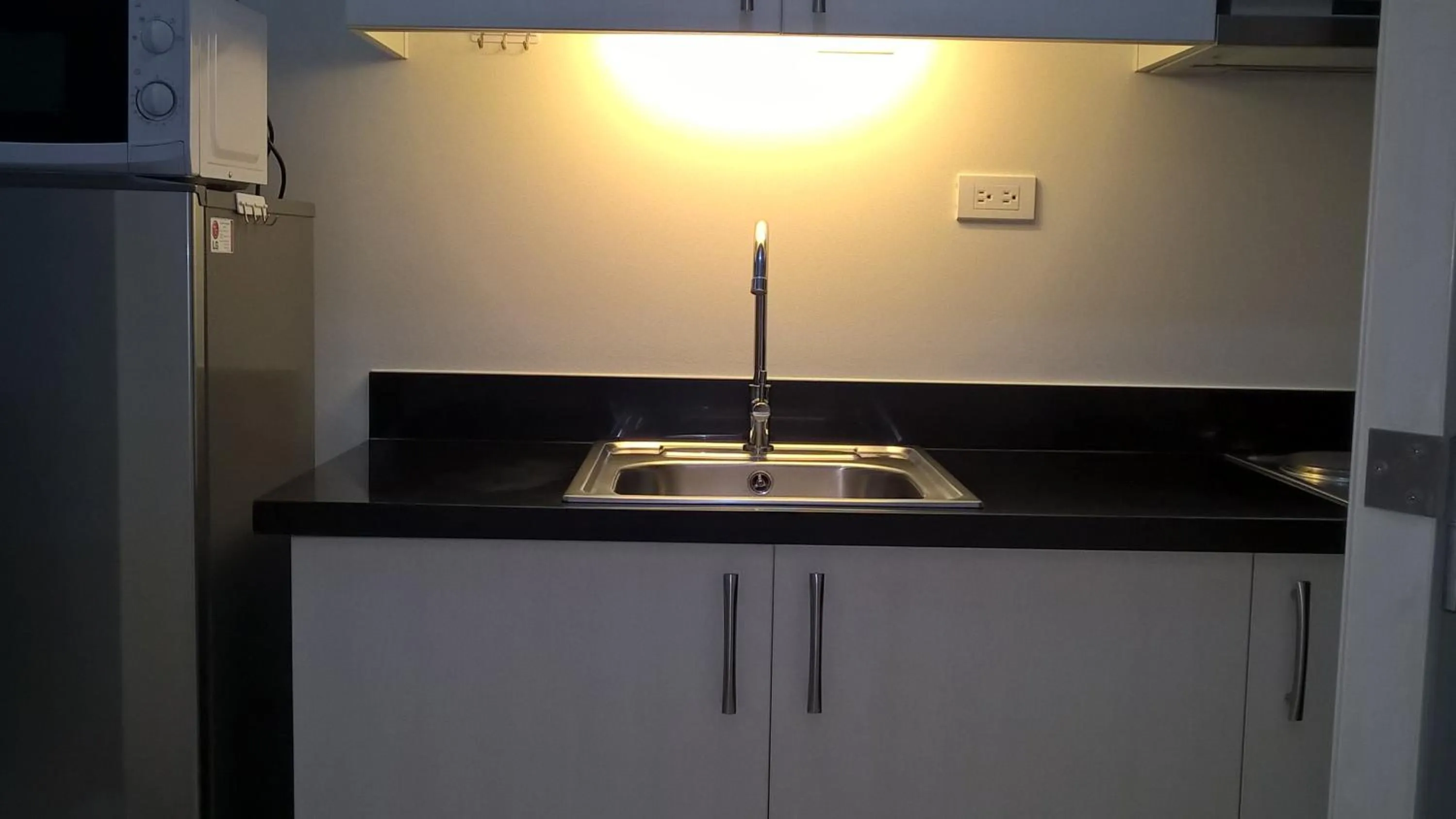 Kitchen or kitchenette in Studio Deluxe Apartment in Princeton Residences