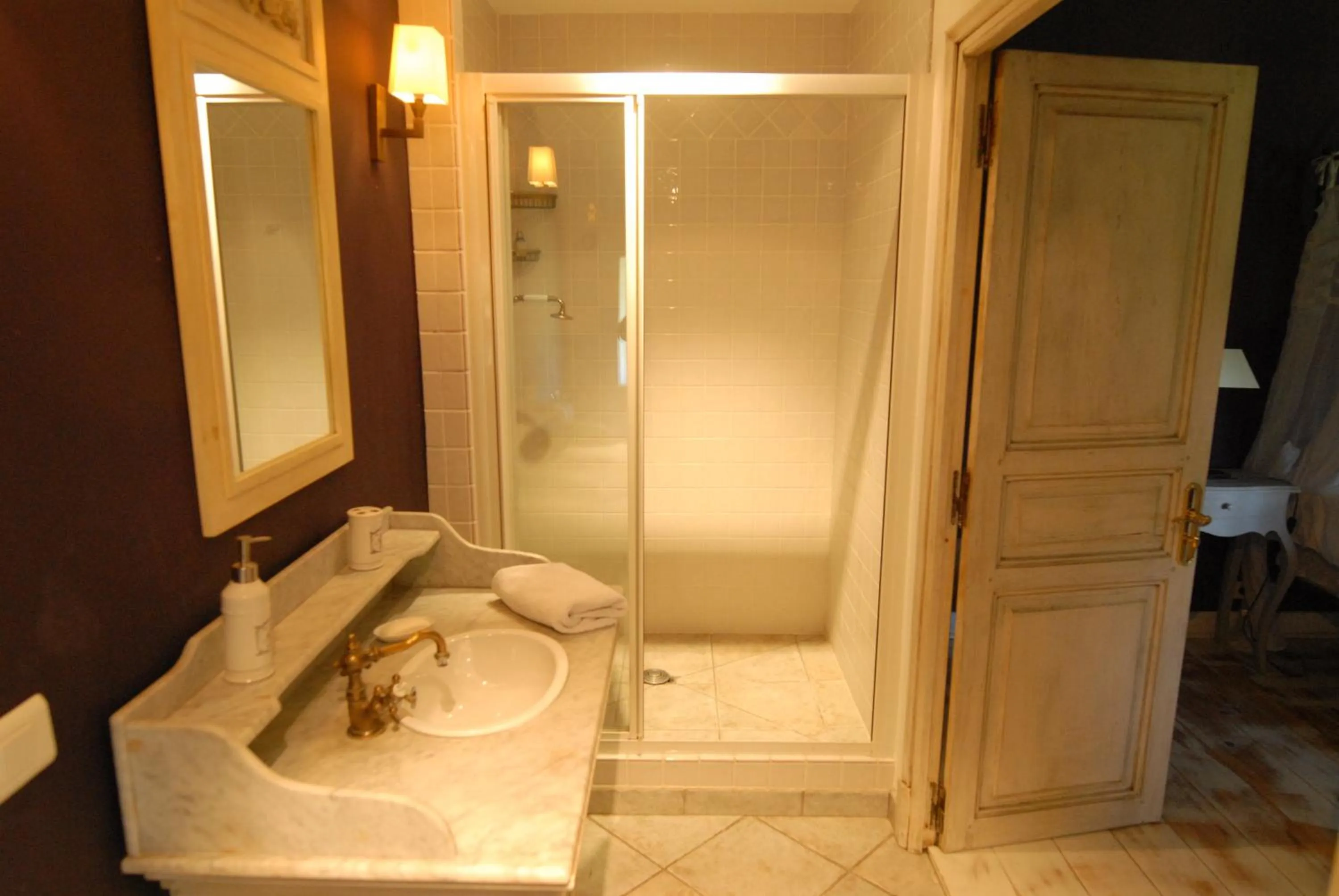 Shower in Clos De La Fontaine