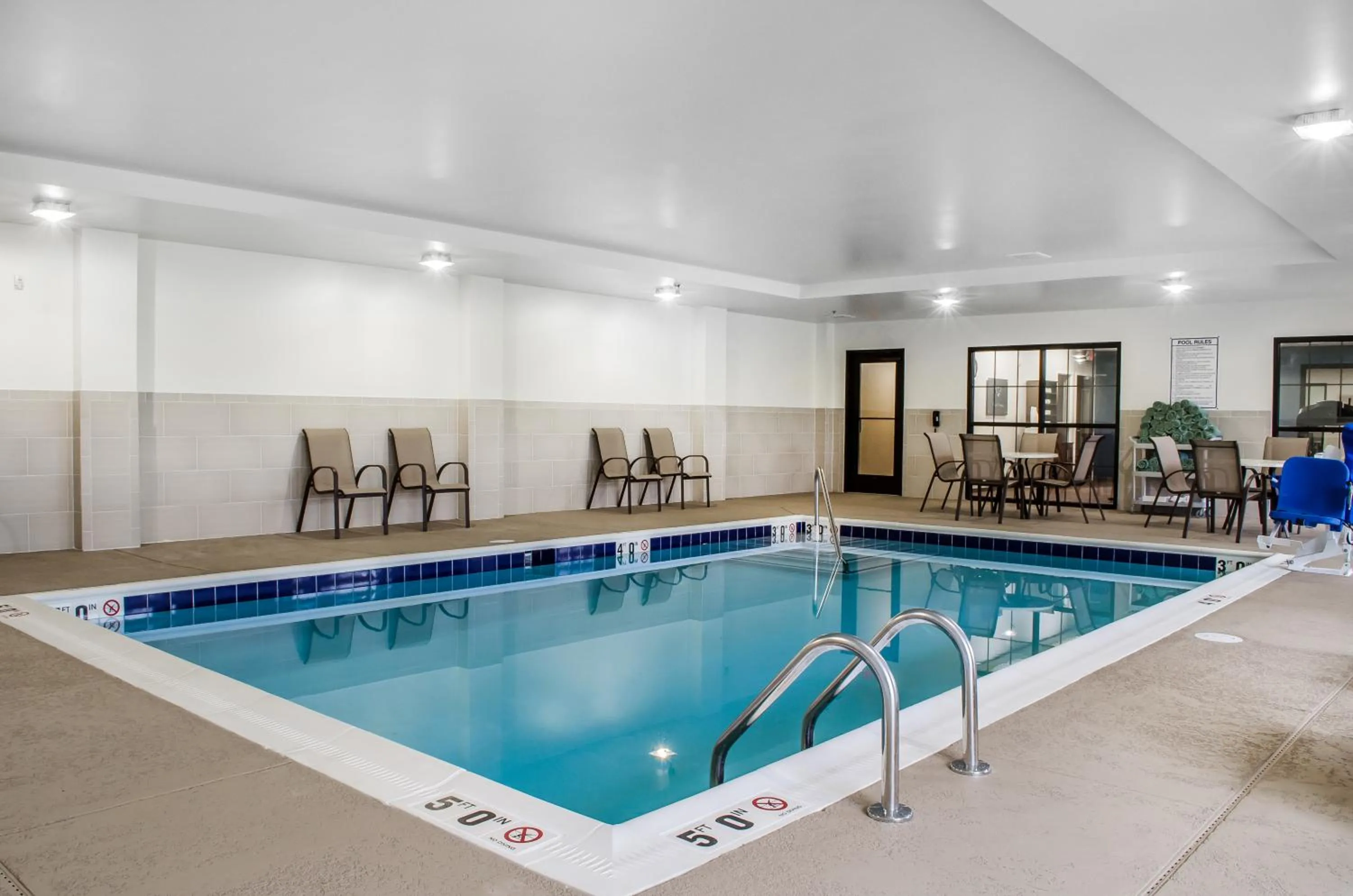 Swimming pool in Comfort Suites Manheim - Lancaster
